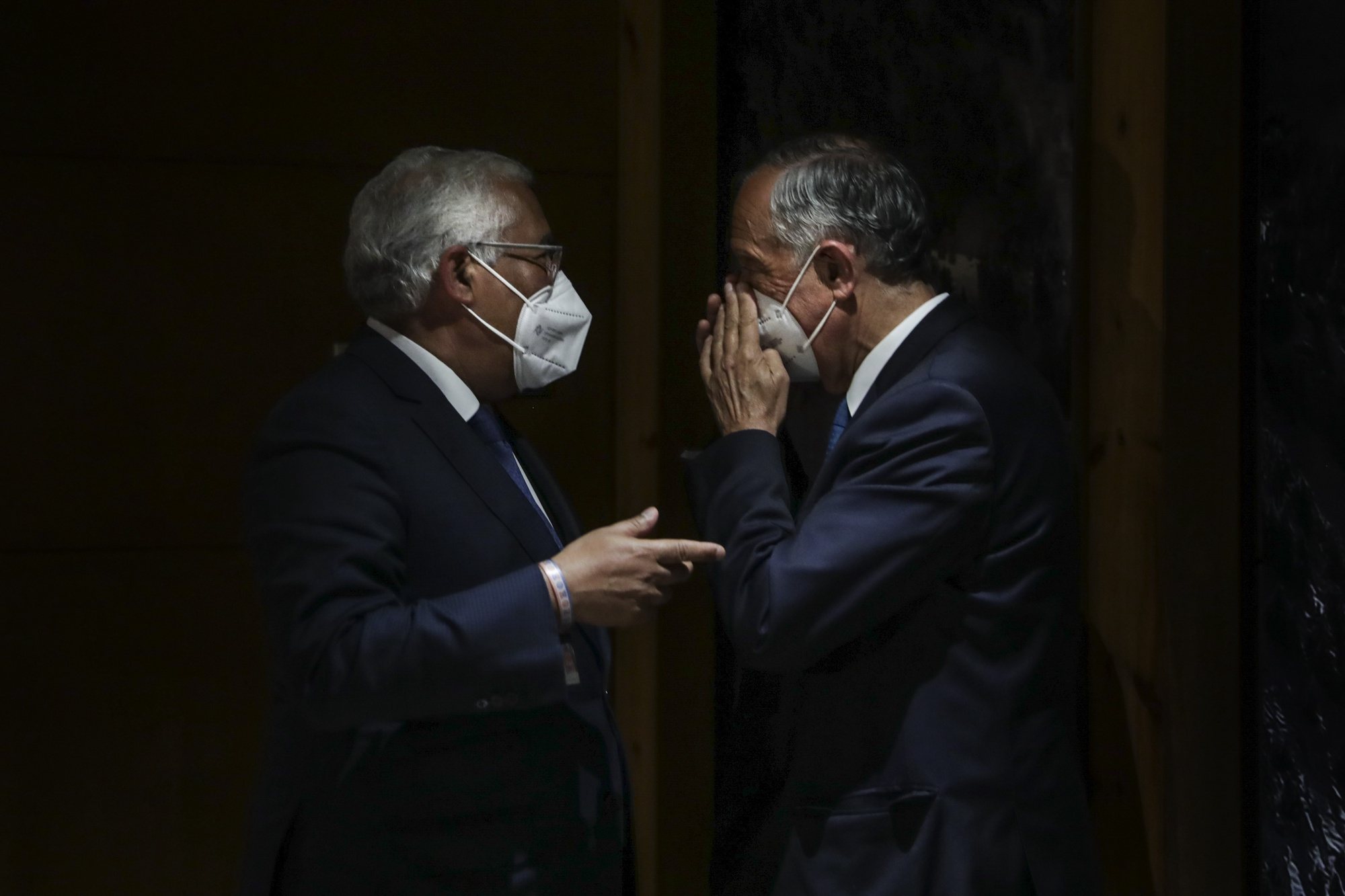 O Presidente da República, Marcelo Rebelo de Sousa (D), conversa co o primeiro-ministro, António Costa, durante a XXVII Cimeira Ibero-Americana, em Andorra, 21 de abril de 2021. TIAGO PETINGA/LUSA
