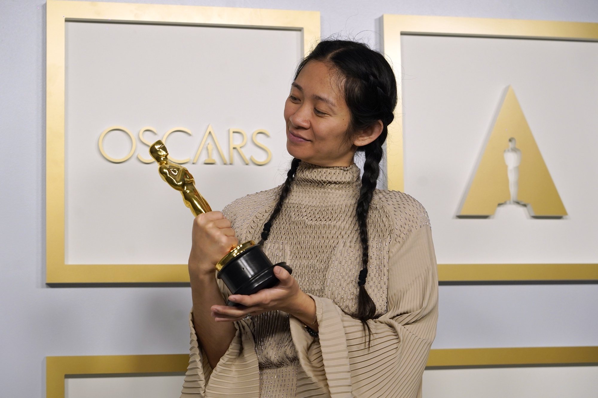 epa09161018 Director/Producer Chloe Zhao, winner of the award for best picture for &#039;Nomadland,&#039; poses in the press room at the 93rd annual Academy Awards ceremony at Union Station in Los Angeles, California, USA, 25 April 2021. The Oscars are presented for outstanding individual or collective efforts in filmmaking in 24 categories. The Oscars happen two months later than originally planned, due to the impact of the coronavirus COVID-19 pandemic on cinema.  EPA/Chris Pizzello / POOL *** Local Caption *** 55864152