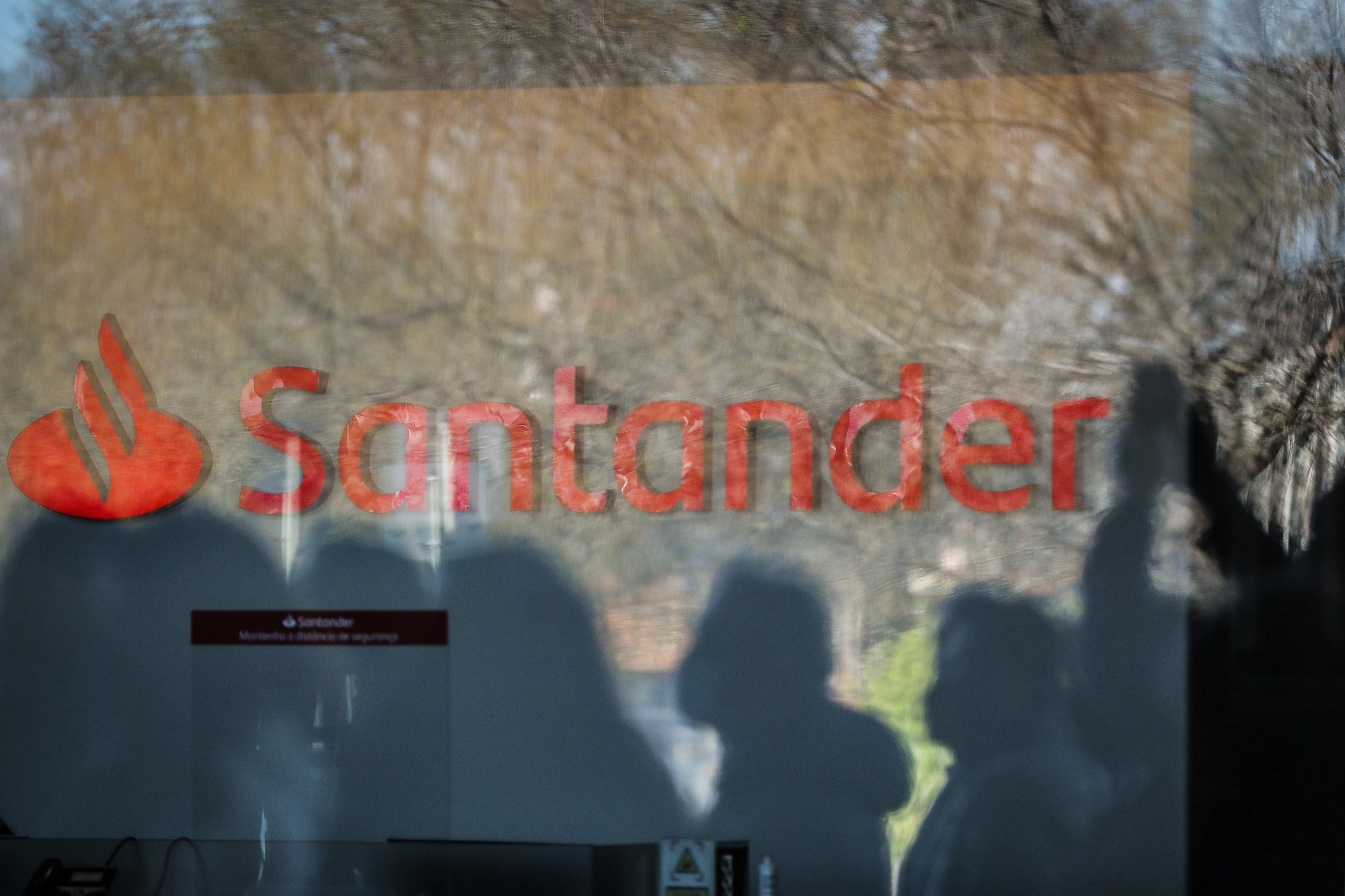 Trabalhadores do Banco Santander Totta participam na concentração em protesto pelo plano da administração de reorganização do banco que prevê a supressão de centenas de postos de trabalho, no Centro Santander Totta, em Lisboa, 18 de março de 2021. MÁRIO CRUZ/LUSA
