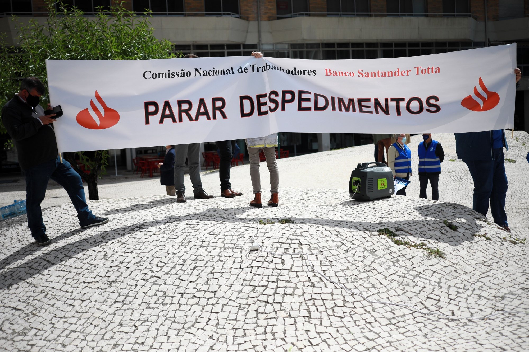 Trabalhadores do Banco Santander Totta manifestam-se contra o processo unilateral de despedimento de 100 a 150 trabalhadores anunciado pelo banco, no Porto, 12 de maio de 2021. ESTELA SILVA/LUSA