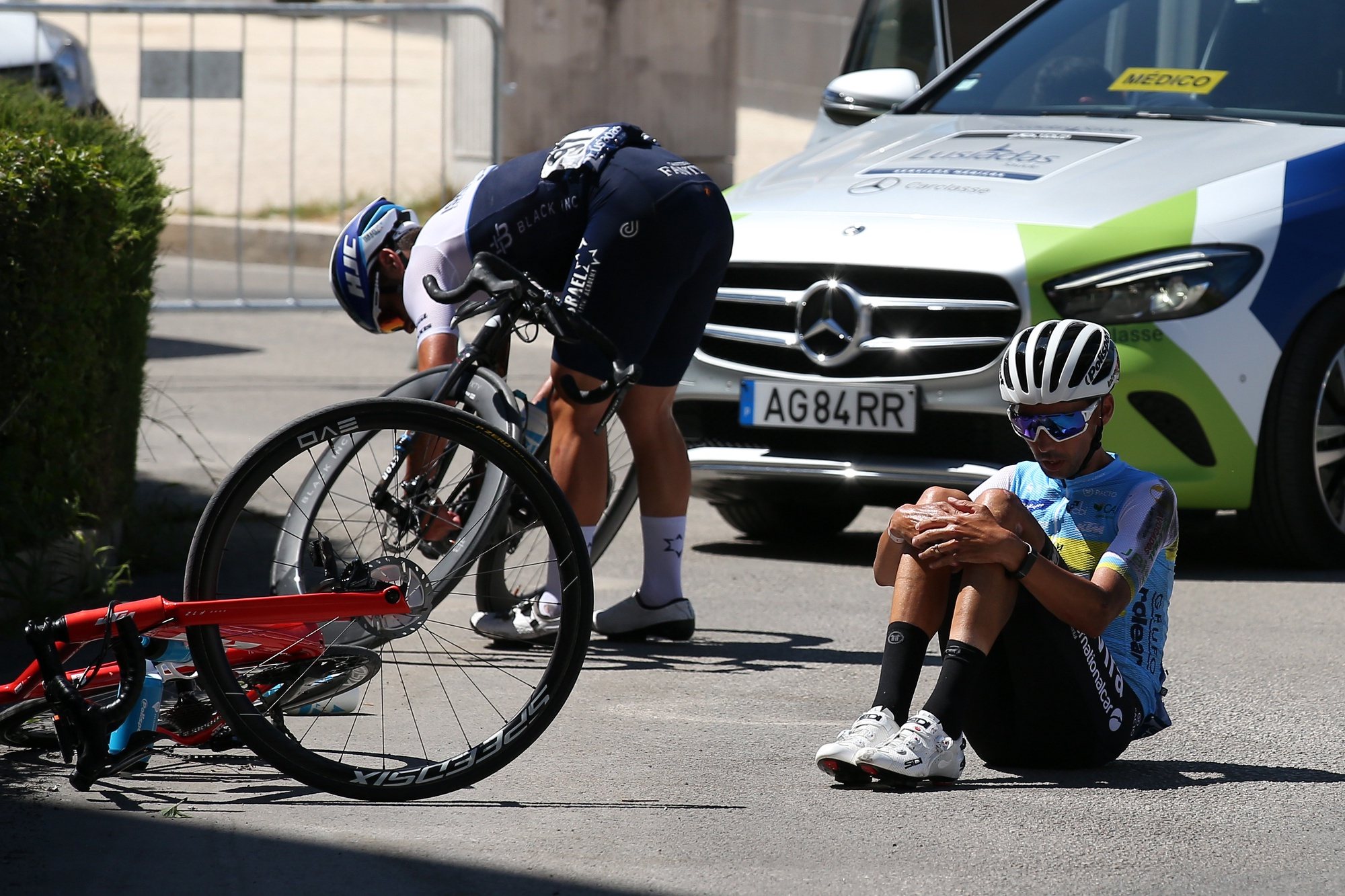 O ciclista da Atum General - Tavira, David Livramento (D), após uma queda durante a 1ª etapa da 82ª Volta a Portugal em Bicicleta, disputada hoje entre Torres Vedras e Setúbal, com a distância de 175,8 Km, Setúbal, 05 de agosto de 2021. NUNO VEIGA/LUSA