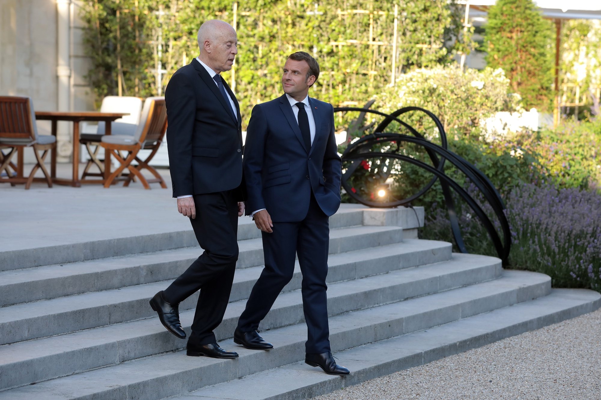 epa08502641 French president Emmanuel Macron (R) and Tunisian President Kais Saied (L) arrive for a joint press conference after their meeting at the Elysee Palace in Paris, France, 22 June 2020.  EPA/CHRISTOPHE PETIT TESSON / POOL