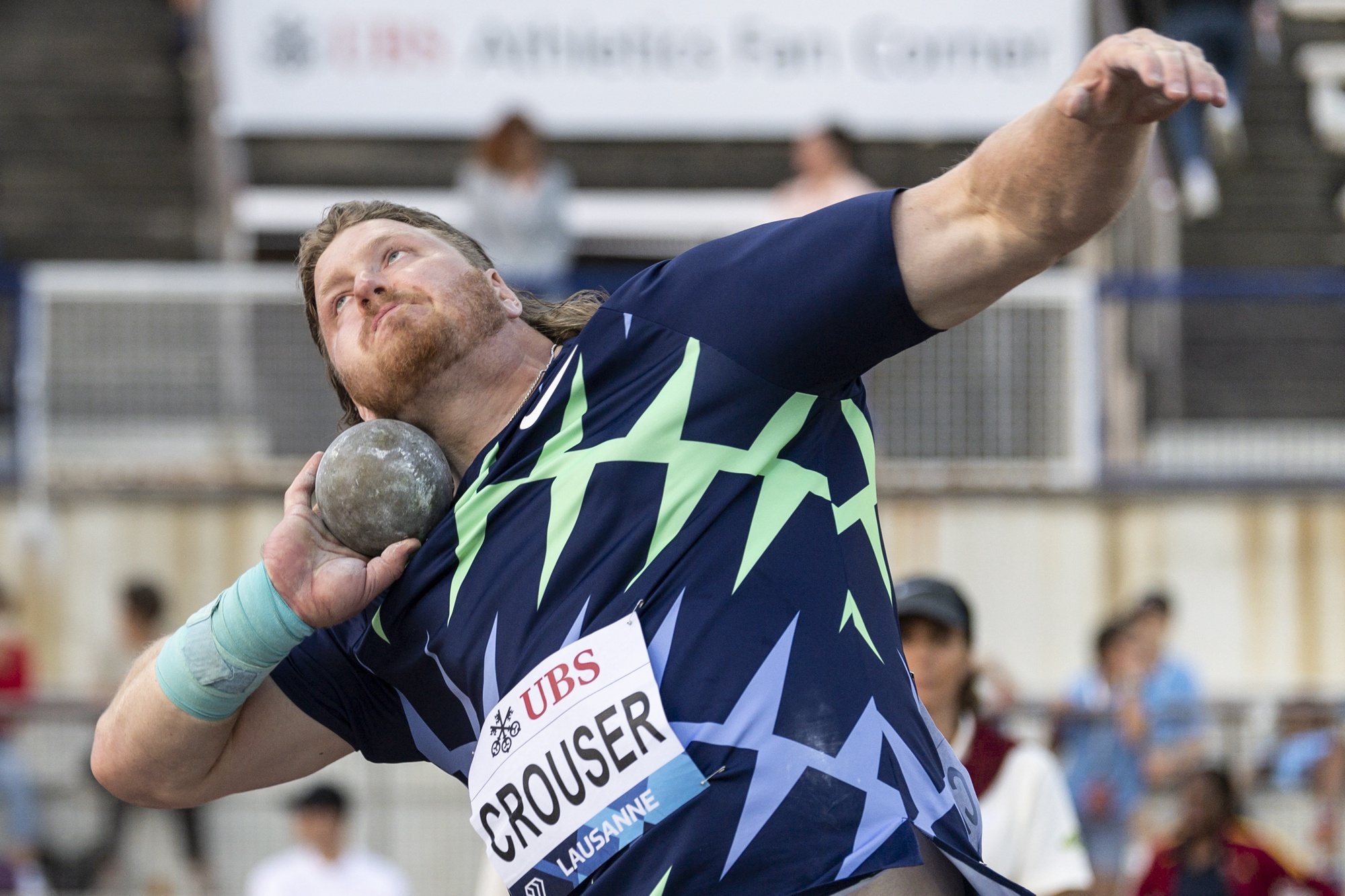 epa09430831 Ryan Crouser of the United States competes in the Shot Put Men at the Athletissima IAAF Diamond League international athletics meeting at the Stade Olympique de la Pontaise in Lausanne, Switzerland, 26 August 2021.  EPA/LAURENT GILLIERON