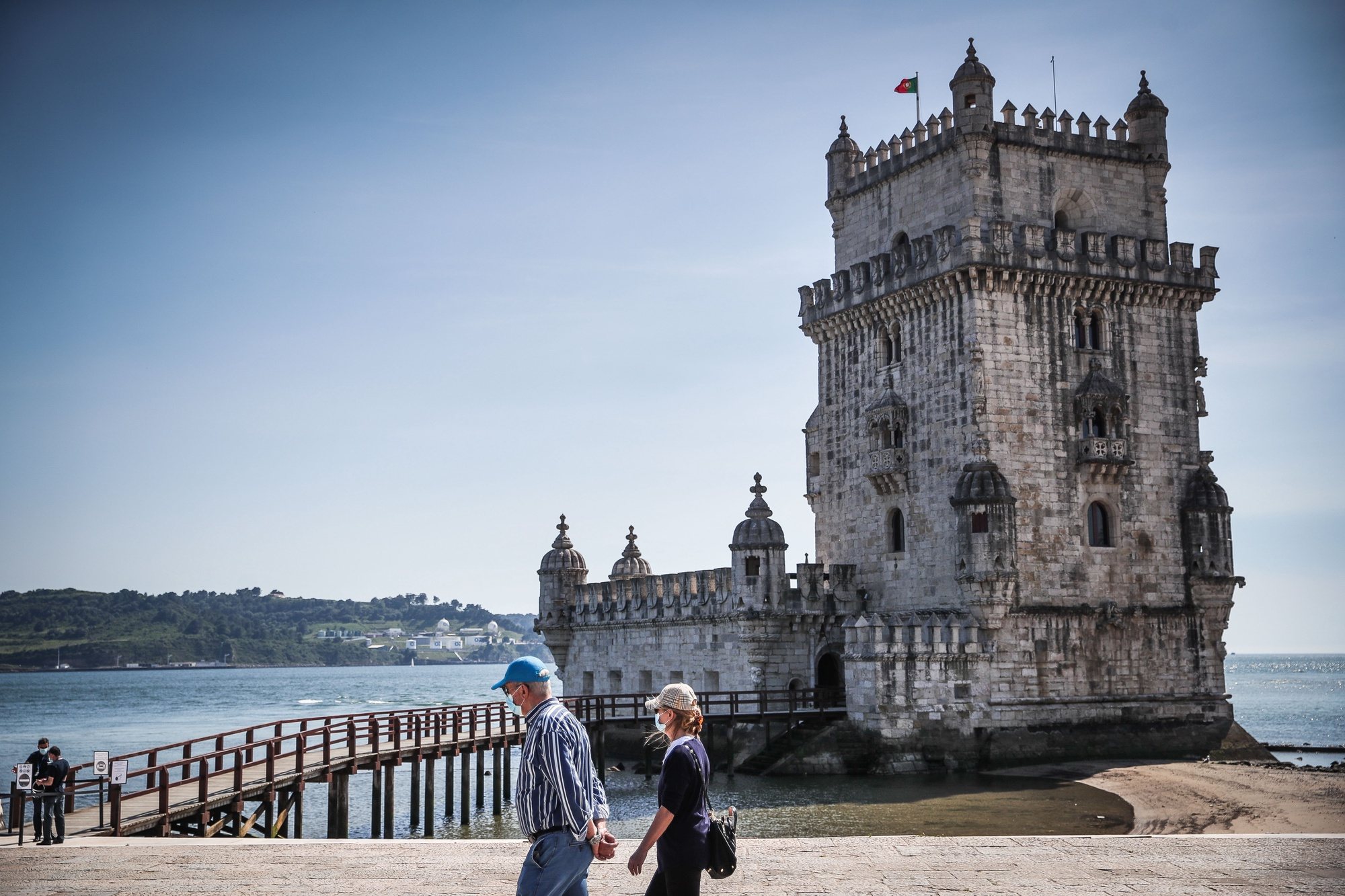 Pessoas visitam a Torre de Belém por ocasião da reabertura ao público no Dia Internacional dos Museus,  em Lisboa, 18 de maio de 2020. Os espaços museológicos, palácios, monumentos nacionais e galerias de arte estavam encerrados desde 14 de março devido á pandemia da covid-19. MÁRIO CRUZ/LUSA