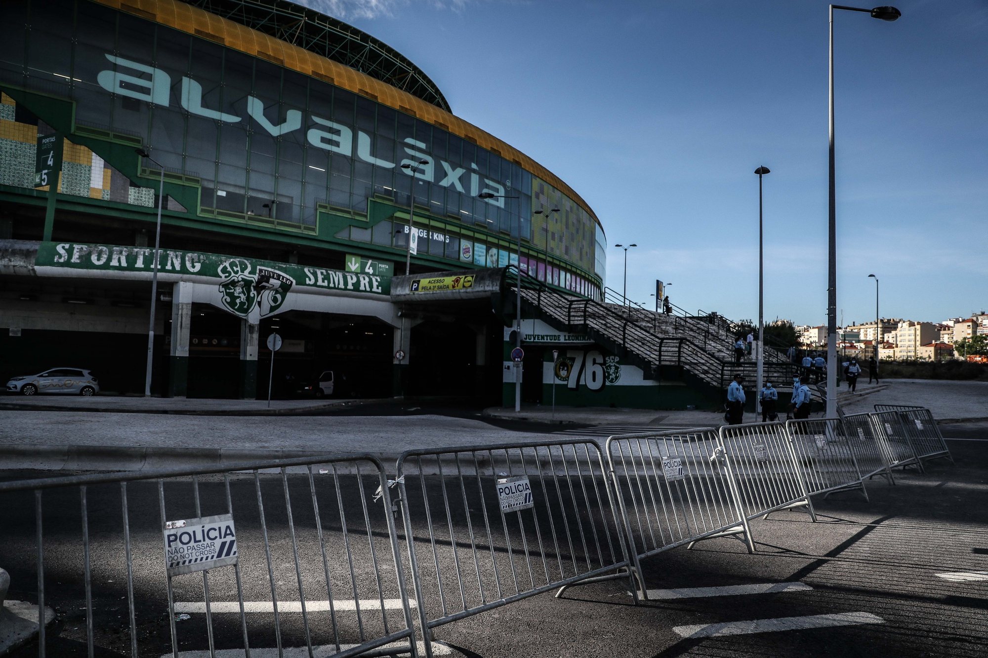 Agentes da Polícia de Segurança Pública (PSP) controlam um perímetro de segurança que envolve o Estádio José Alvalade para evitar a afluência de adeptos bem como concentrações e ajuntamentos nas imediações antes da última jornada da Primeira Liga de Futebol entre o Sporting e o Marítimo, em Lisboa, 19 de maio de 2021. MÁRIO CRUZ/LUSA