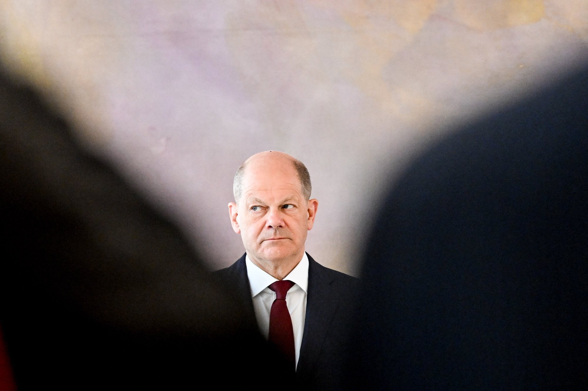 epa09908539 German Chancellor Olaf Scholz during a dismissal and appointment ceremony of German Minister for Family Affairs, Senior Citizens, Women and Youth in Berlin, Germany, 25 April 2022.  EPA/FILIP SINGER