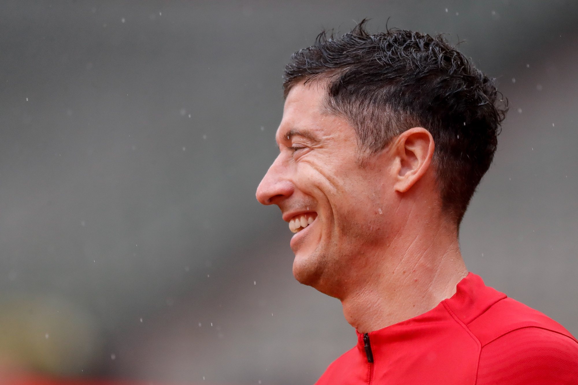 epa10000532 Robert Lewandowski of Poland smiles during his team&#039;s training session in Brussels, Belgium, 07 June 2022. Poland will face Belgium in their UEFA Nations League soccer match on 08 June 2022.  EPA/STEPHANIE LECOCQ