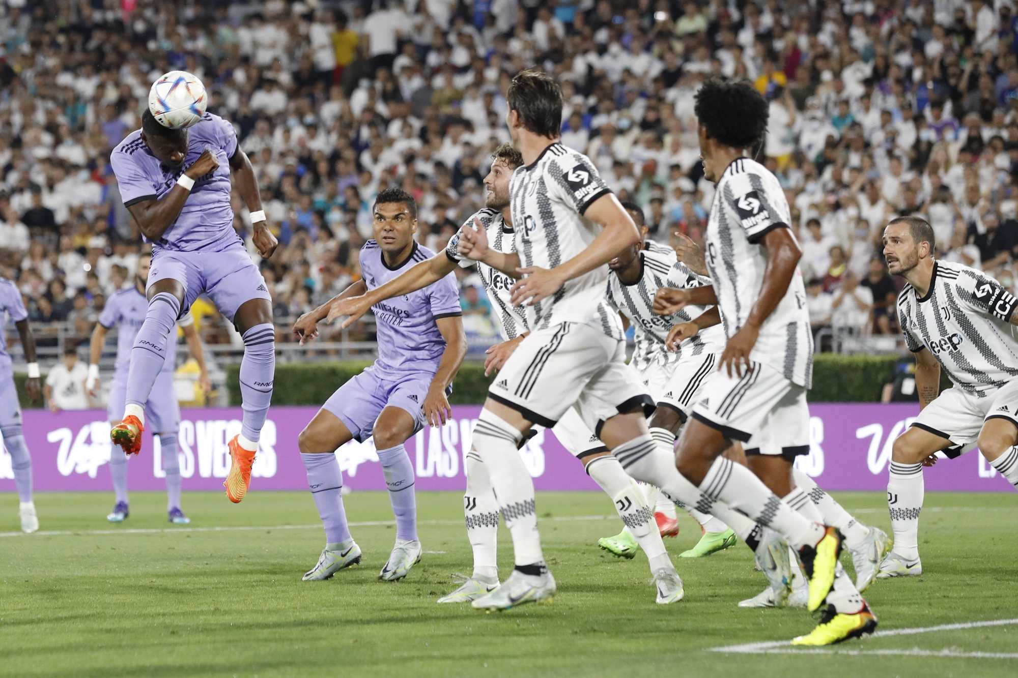 epa10099580 Real Madrid defender David Alaba (L) in action during the second half of the pre-season game between Juventus F.C. and Real Madrid at the Rose Bowl in Pasadena, California, USA, 30 July 2022.  EPA/ETIENNE LAURENT
