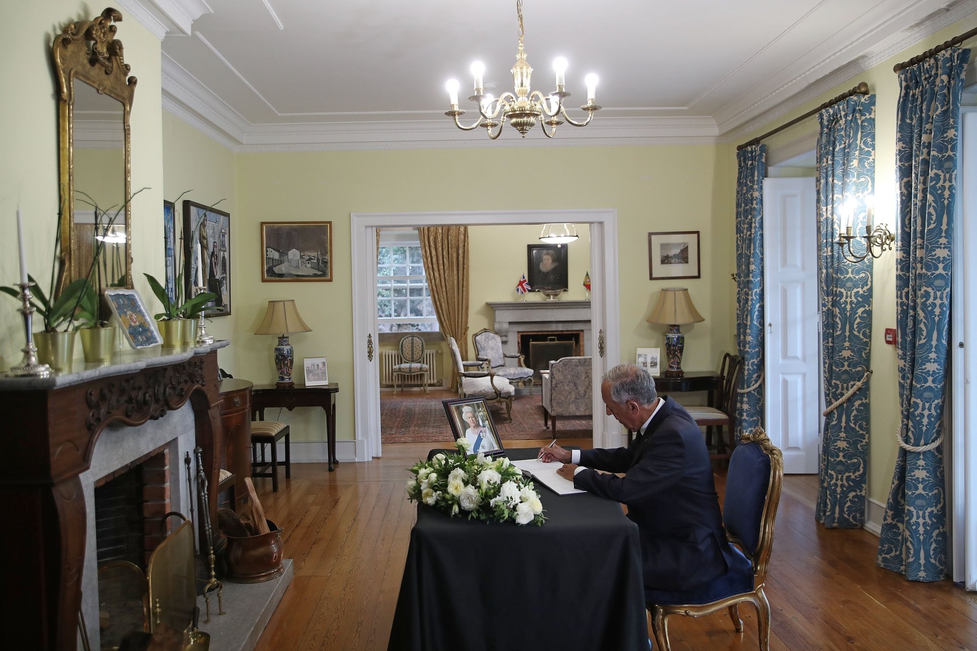 The President of Portugal Marcelo Rebelo de Sousa paying respects as he signs a condolence book for the Britain&#039;s late Queen Elizabeth II, at the British embassy in Lisbon, Portugal, 10 September 2022. Britain&#039;s Queen Elizabeth II died at her Scottish estate on 08 September 2022. The 96-year-old Queen was the longest-reigning monarch in British history. ANTONIO PEDRO SANTOS/LUSA