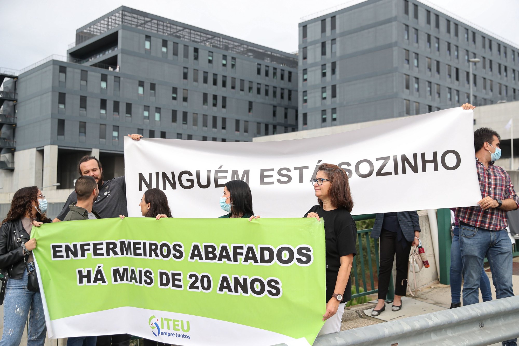 Enfermeiros do Hospital de Vila Franca de Xira manifestam-se junto à unidade hospitalar,  durante uma ação de luta convocada pelo SITEU - Sindicato Independente de Todos Enfermeiros Unidos, para reivindicar as 35 horas semanais, pelo pagamento das horas extras e pela contratação de enfermeiros, em Vila Franca de Xira, 28 de outubro de 2022. ANTÓNIO COTRIM/LUSA