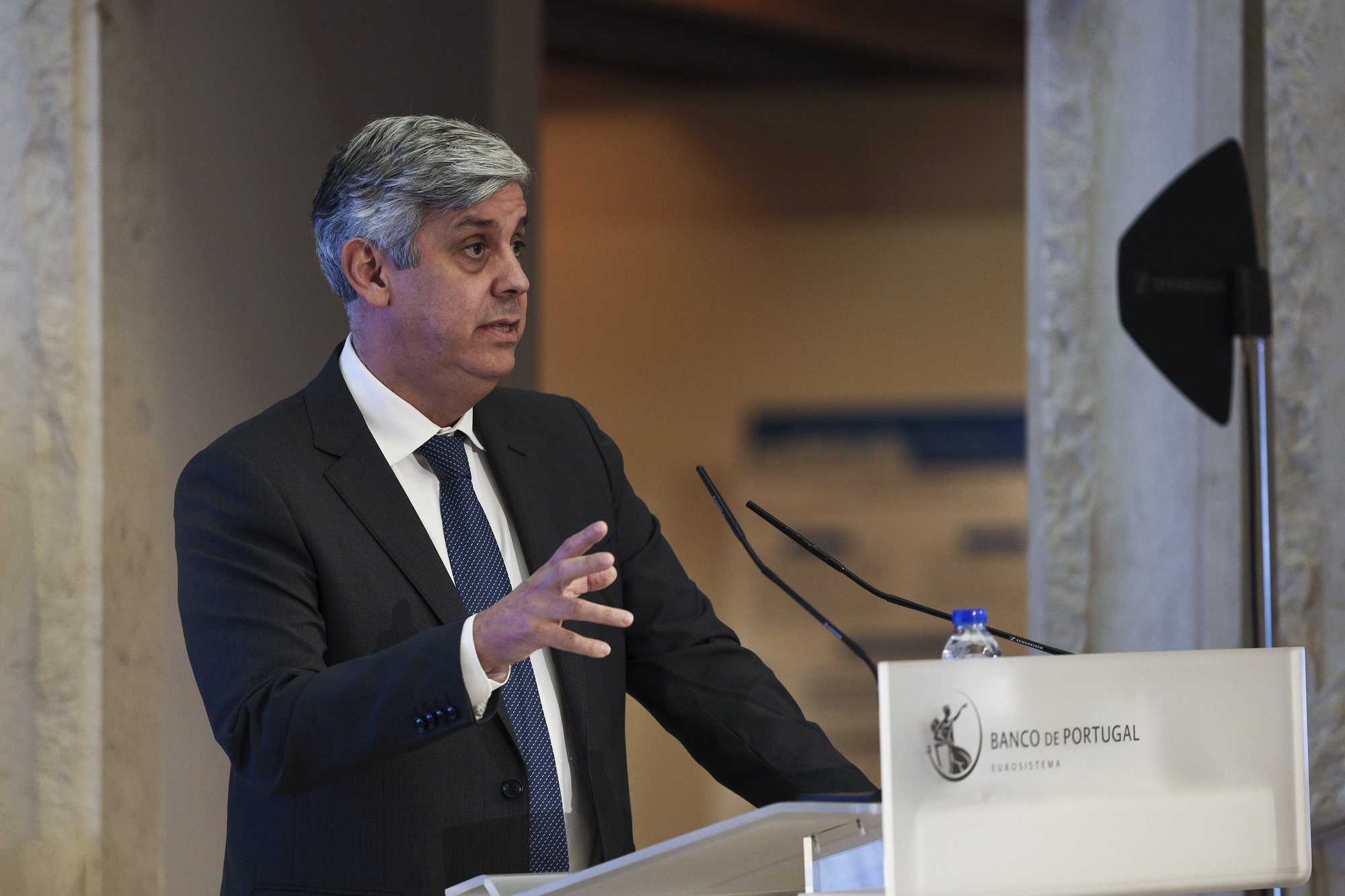O Governador do Banco de Portugal, Mário Centeno, discursa durante a sessão de encerramento da 11.ª Conferência do Banco de Portugal “Desenvolvimento Económico Português no Espaço Europeu”,  realizada na sede em Lisboa, 14 de novembro de 2022.  MANUEL DE ALMEIDA/LUSA