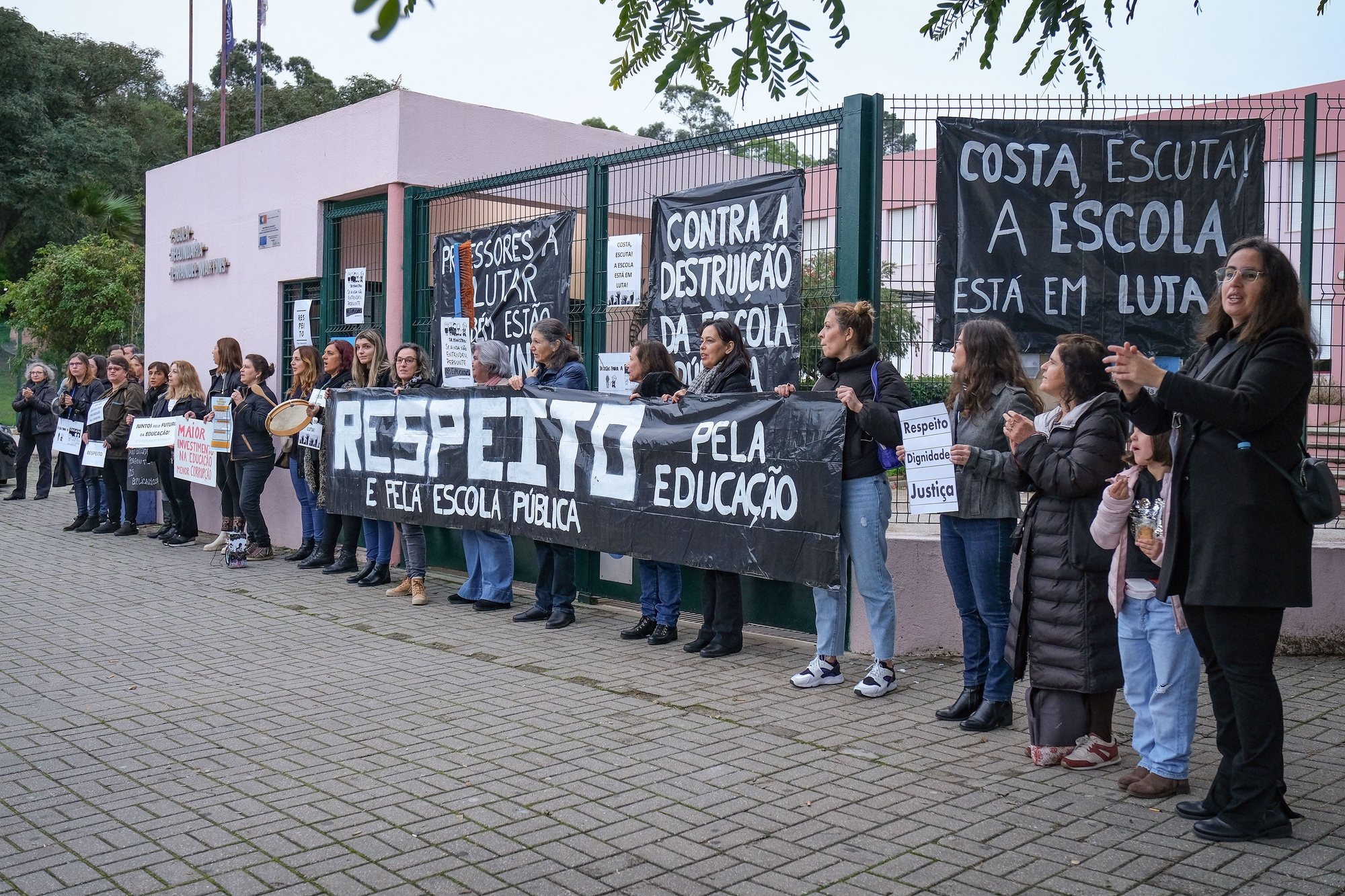 Professores e auxiliares de ação educativa em protesto na escola Secundária D. Manuel Martins, em Setúbal, 10 de janeiro de 2023. RUI MINDERICO/LUSA