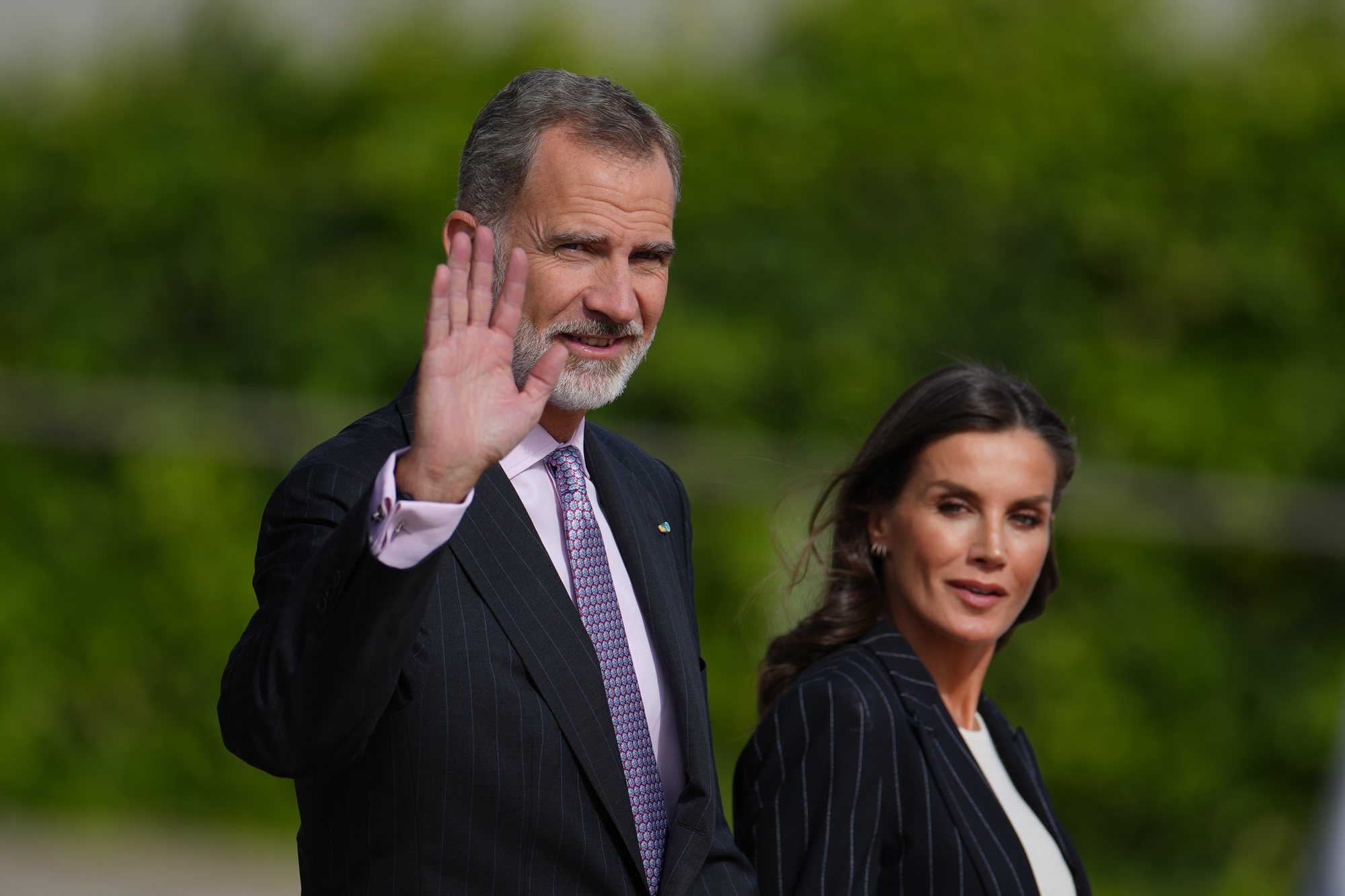 epa10247291 Spain&#039;s King Felipe VI (L) and Queen Letizia preside over the official farewell with honors at Adolfo Suarez Madrid-Barajas Airport, in Madrid, Spain, 16 October 2022, ahead of their state trip to the Federal Republic of Germany.  EPA/BORJA SANCHEZ-TRLLO