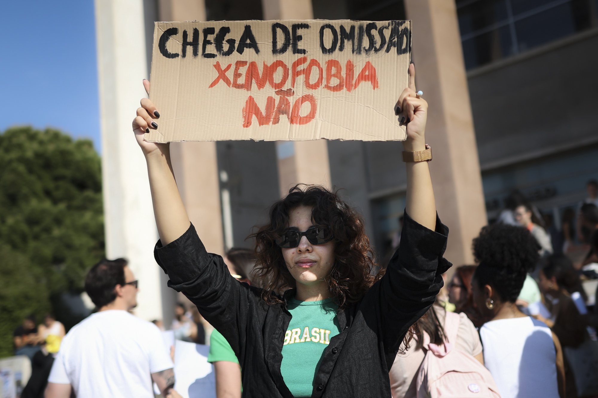 Um grupo de estudantes brasileiros protestam em frente à Faculdade de Direito da Universidade de Lisboa, 16 de maio de 2023. Em causa estão os comentários de um estudante da Faculdade de Direito da Universidade de Lisboa, no dia 20 de abril, a alunos brasileiros, a propósito de uma carta dirigida ao Presidente do Brasil, Lula da Silva, aquando da sua vinda a Portugal. FILIPE AMORIM/LUSA