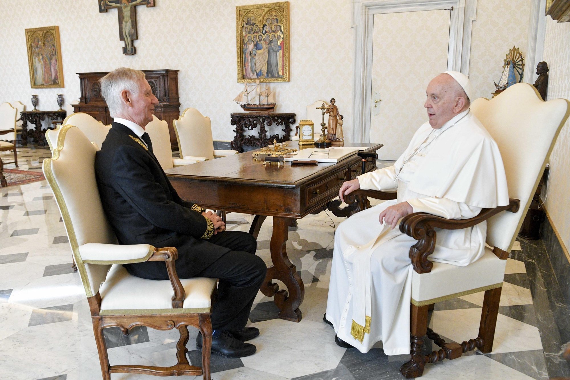 epa10867757 A handout picture provided by the Vatican Media shows Pope Francis (R) talks with new Russian Ambassador to the Holy See Ivan Soltanovsky (R), as he presents his credential letters, in Vatican City, 18 September 2023.  EPA/VATICAN MEDIA HANDOUT  HANDOUT EDITORIAL USE ONLY/NO SALES