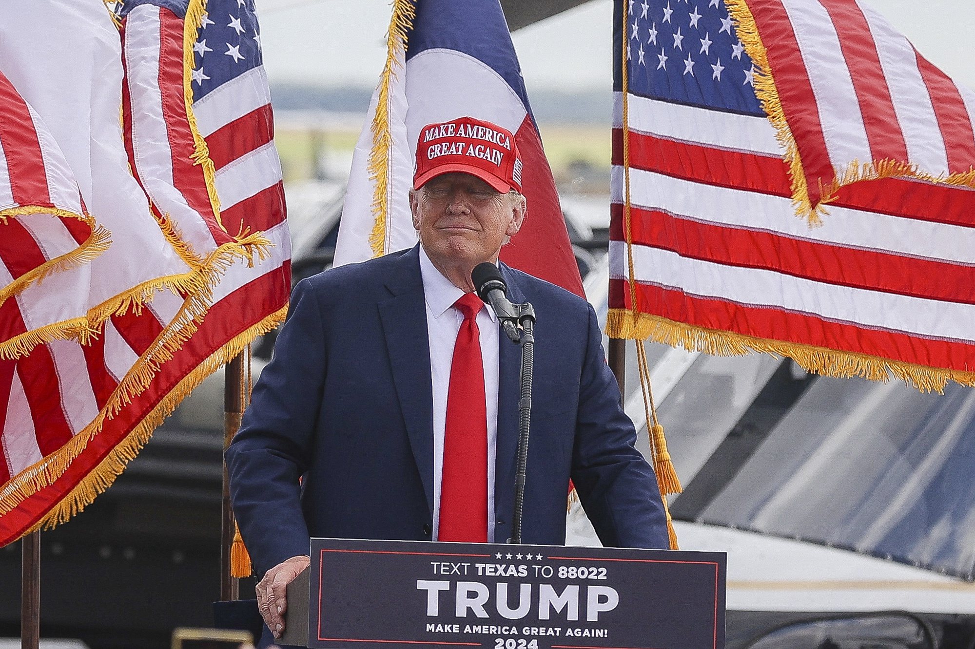 epaselect epa10985322 Former US President Donald Trump speaks at the South Texas International Airport in Edinburg, Texas, USA, 19 November 2023. This is another stop of Donald Trumps election campaign tour for presidency in 2024.  EPA/ADAM DAVIS