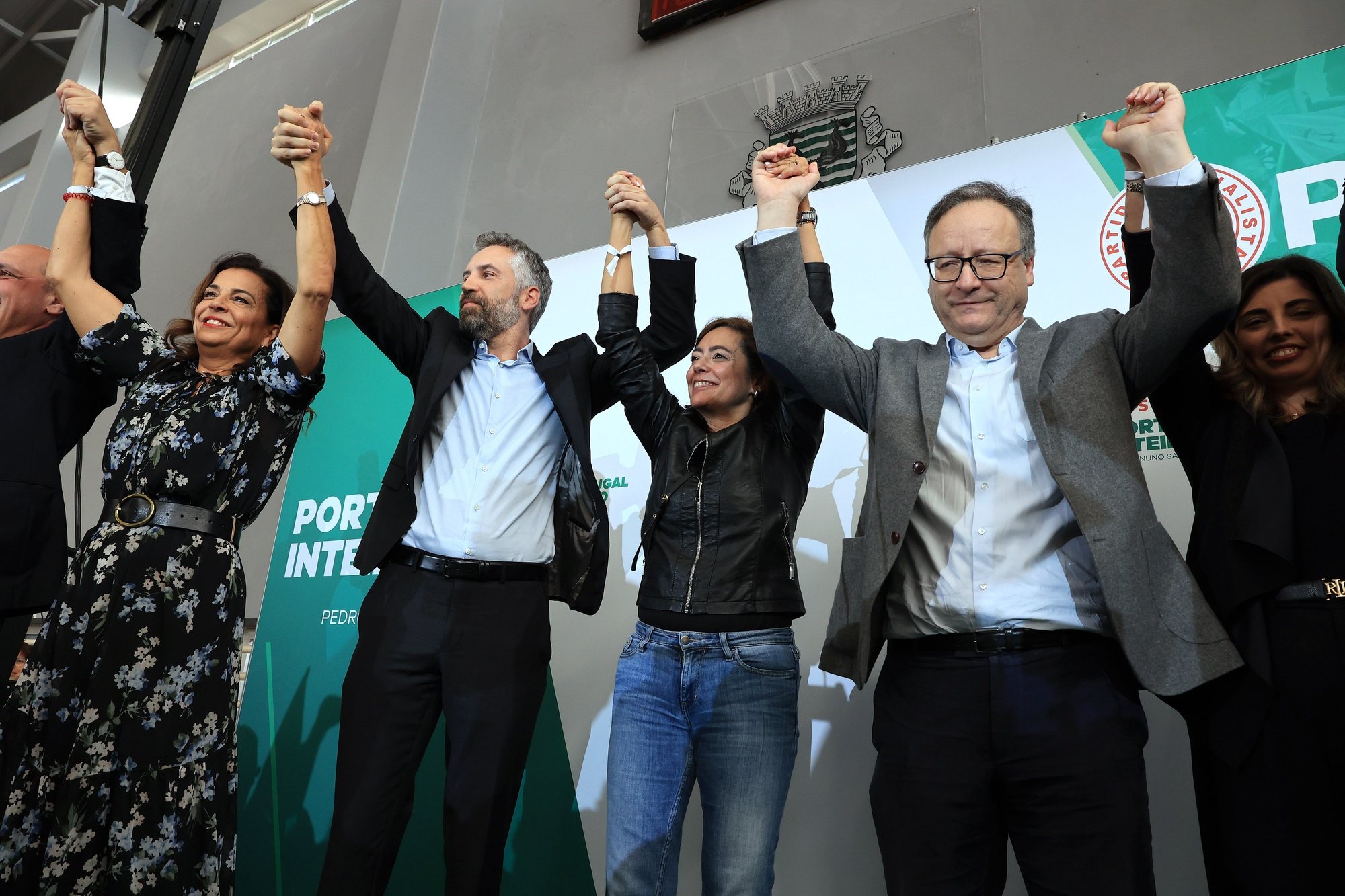 O candidato a secretário-geral do Partido Socialista (PS), Pedro Nuno Santos (CE), ladeado pela presidente da Câmara Municipal de Matosinhos, Luísa Salgueiro (E) e por Francisco Assis (2D), durante um almoço com militantes e simpatizantes do partido em Matosinhos, 26 de novembro de 2023. ESTELA SILVA/LUSA