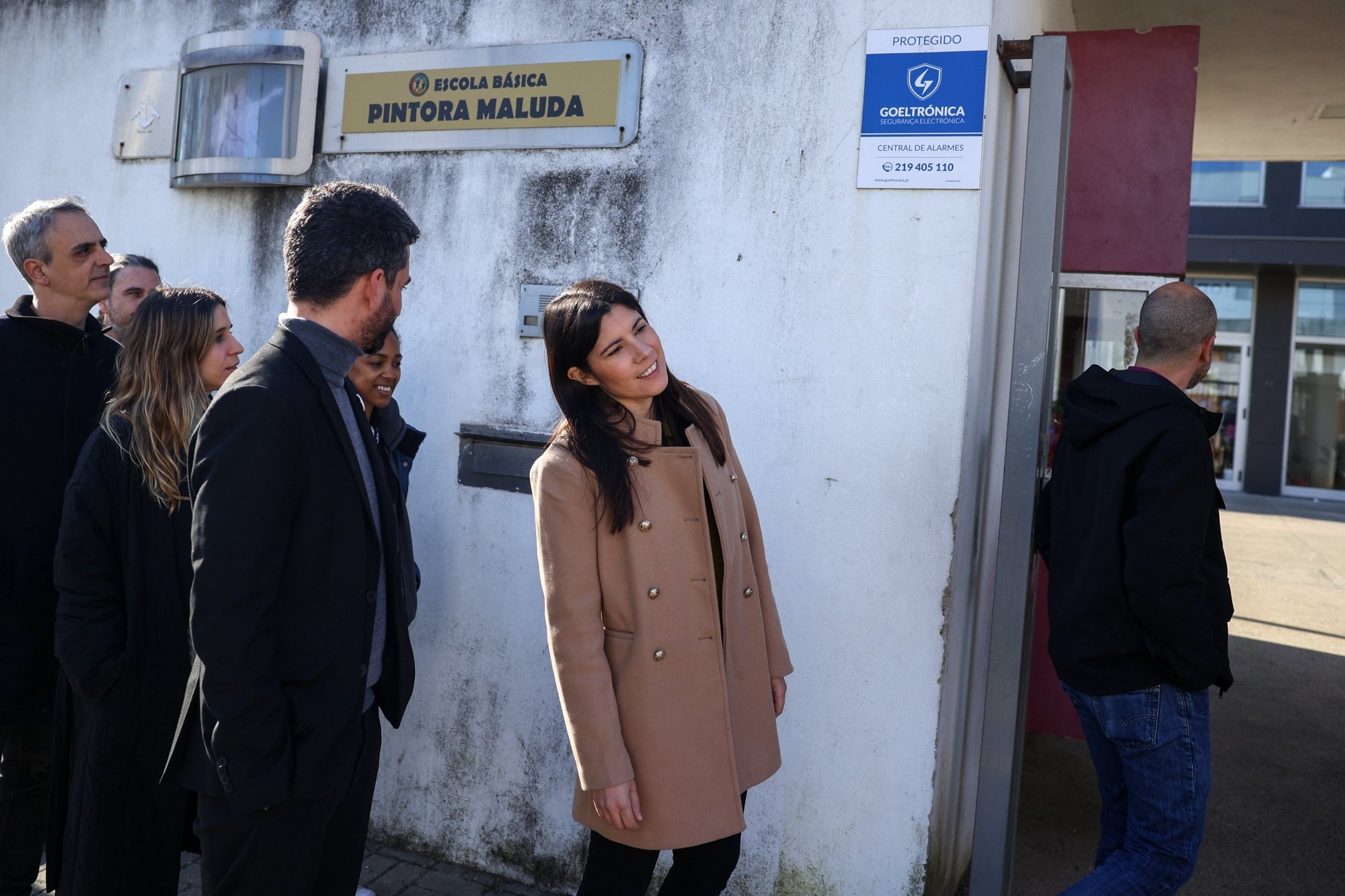A coordenadora nacional do Bloco de Esquerda (BE), Mariana Mortágua (D), à chegada para uma visita à cantina da Escola EB1 das Galinheiras, em Lisboa, 01 de fevereiro de 2024. ANTÓNIO COTRIM/LUSA