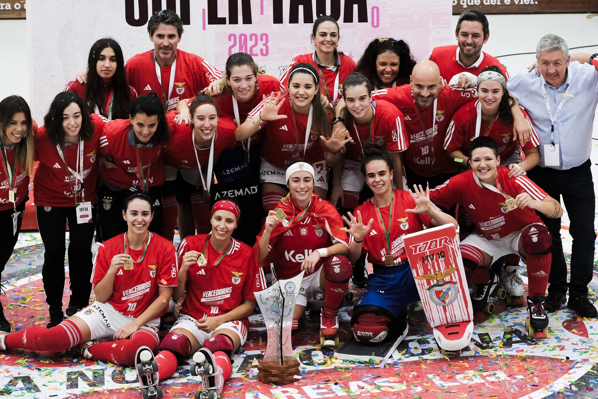 A equipa do Benfica festeja a conquista da Super Taça Feminina de Hóquei em Patins após vencer o CA Feira em jogo disputado no Pavilhão de Turquel, Alcobaça, 15 de outubro de 2023. CARLOS BARROSO/LUSA