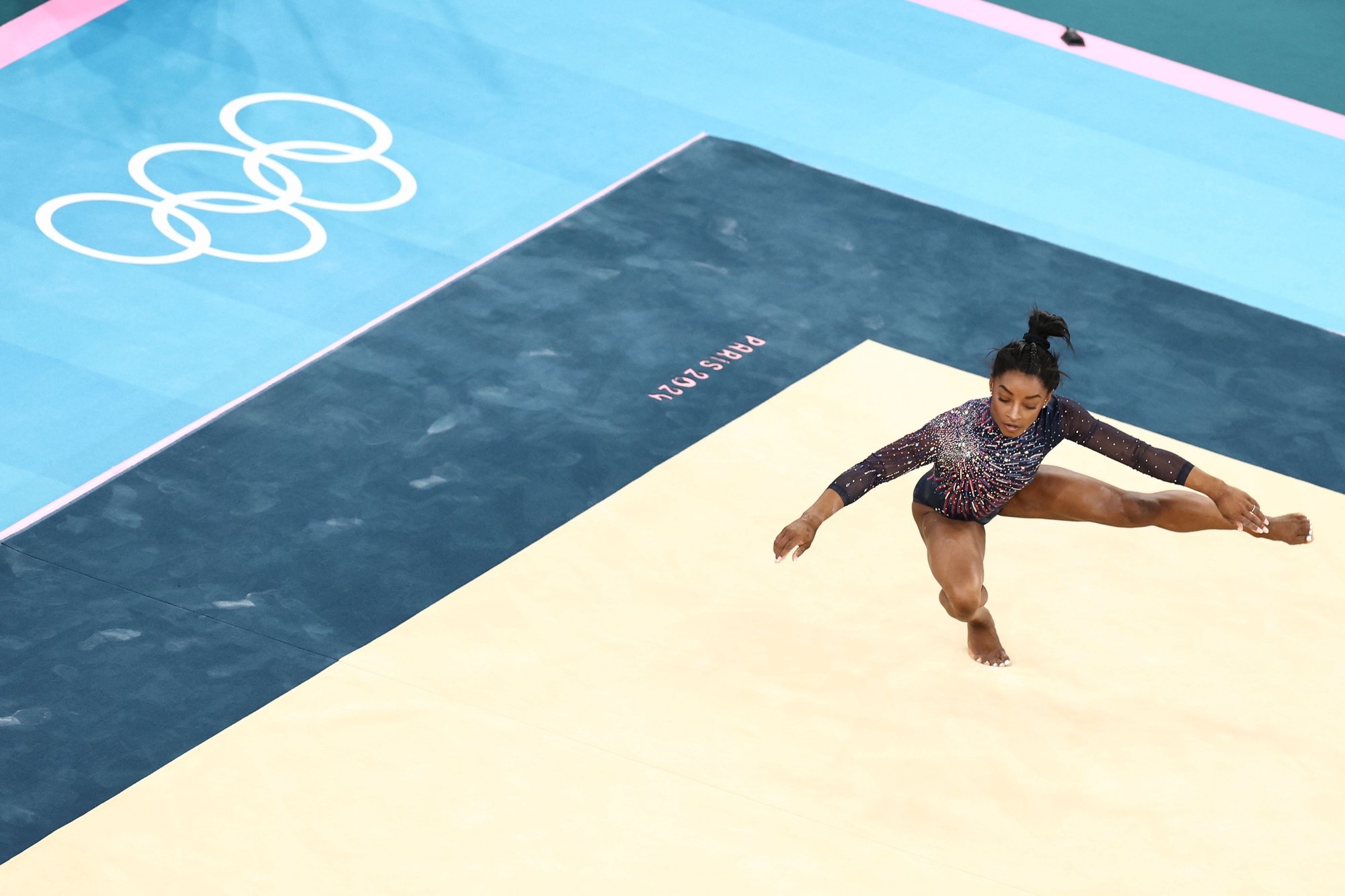 epa11495690 Simone Biles of USA practices her routine in the floor exercise during the Artistic Gymnastics Women’s Podium Training ahead of the Paris 2024 Olympic Games at the Bercy Arena in Paris, France, 25 July 2024.  EPA/ANNA SZILAGYI