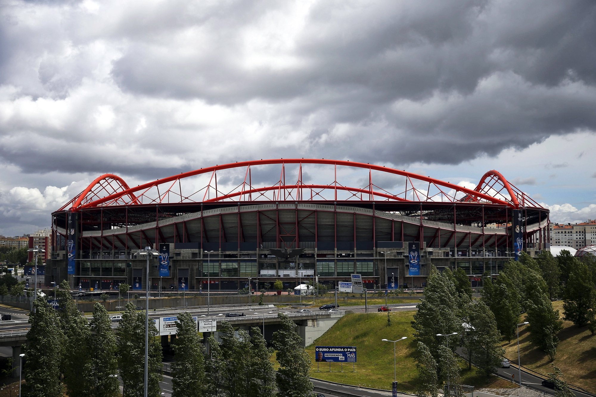 epa08487675 (FILE) - General view of the Luz Stadium prior to the UEFA Champions League final between Atletico Madrid and Real Madrid in Lisbon, Portugal, 22 May 2014 (re-issued on 16 June 2020). Lisbon&#039;s Estadio da Luz is expected to host the 2020 UEFA Champions League final in a decision by the UEFA executive committee set to be announced on 17 June 2020.  EPA/ANDRE KOSTERS *** Local Caption *** 51384305