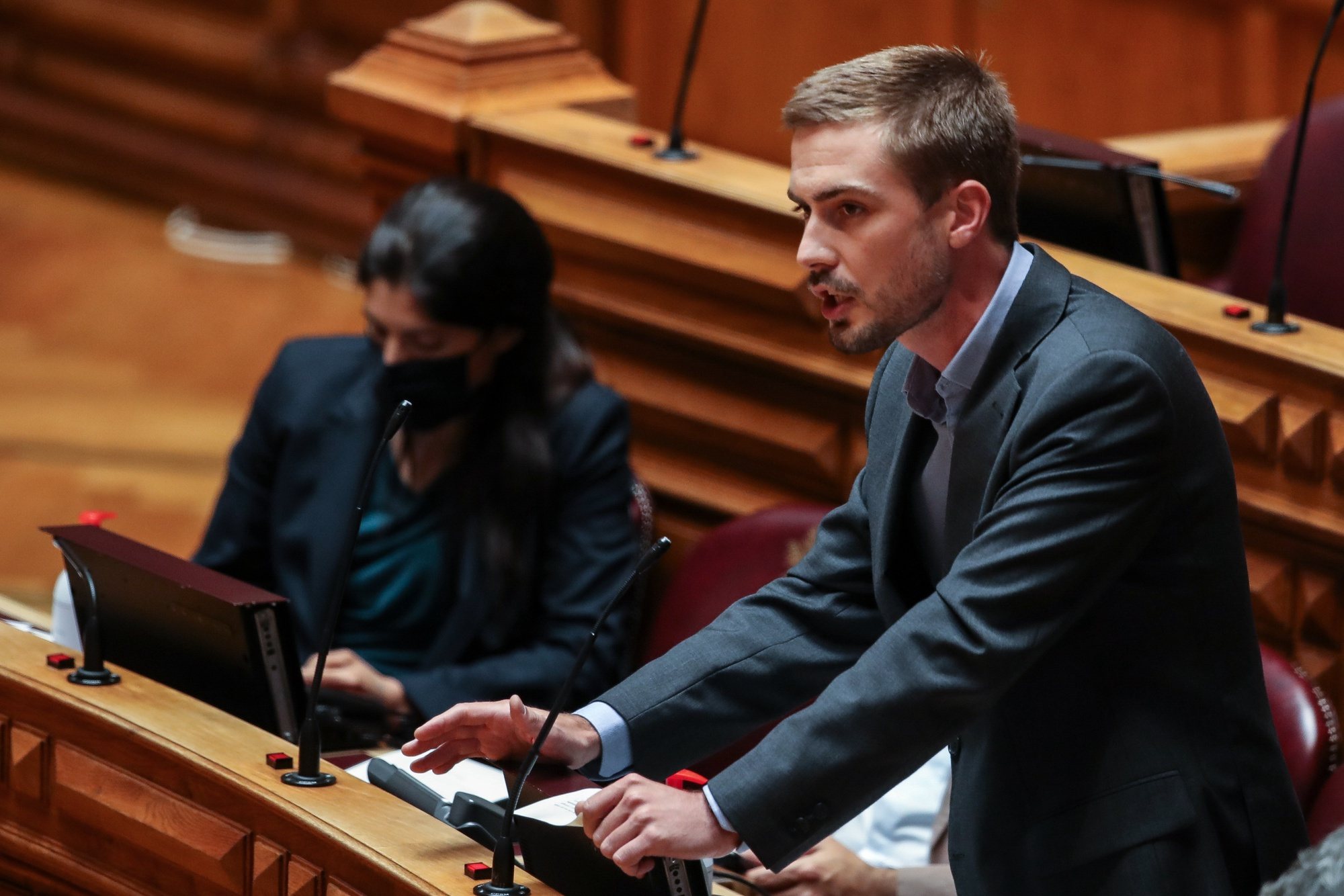 O deputado do Partido Comunista Português (PCP), Duarte Alves, intervém durante o debate e votação da proposta do orçamento suplementar para 2020, na Assembleia da República, em Lisboa, 17 de junho de 2020. MANUEL DE ALMEIDA/LUSA