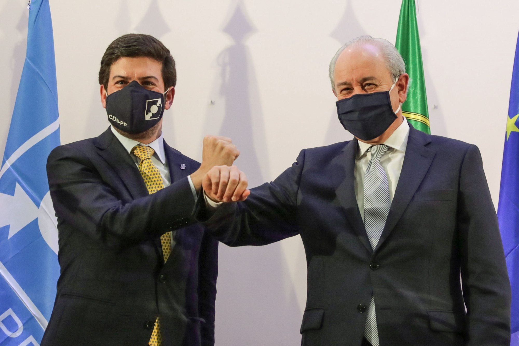 O Presidente do Partido Social-Democrata (PSD) Rui Rio (R) e o Presidente do CDS/PP, Francisco Rodrigues dos Santos (E), cumprimentam-se após a assinatura do acordo quadro para as eleições autárquicas, num hotel de Lisboa, 16 de novembro de 2020. TIAGO PETINGA/LUSA