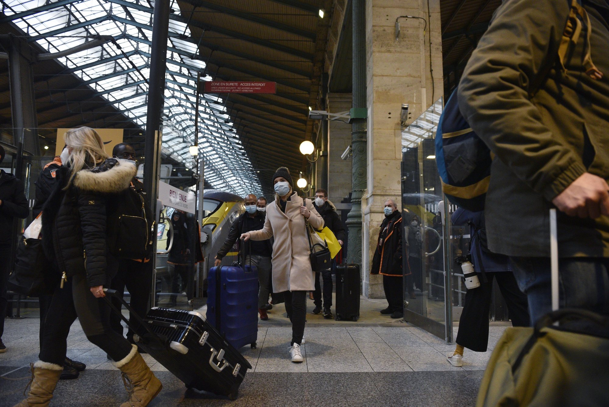 epa08901149 Passengers from London arrive at the Eurostar terminal in Gare du Nord train station in Paris, France, 23 December 2020. French government suspended the ban on air and rail travel from the UK for French residents following news of the new variant Covid-19 that has spread rapidly across London and south-east England. Most of the countries in the EU have suspended flights to and from the UK in the light of this mutated coronavirus strain.  EPA/JULIEN DE ROSA