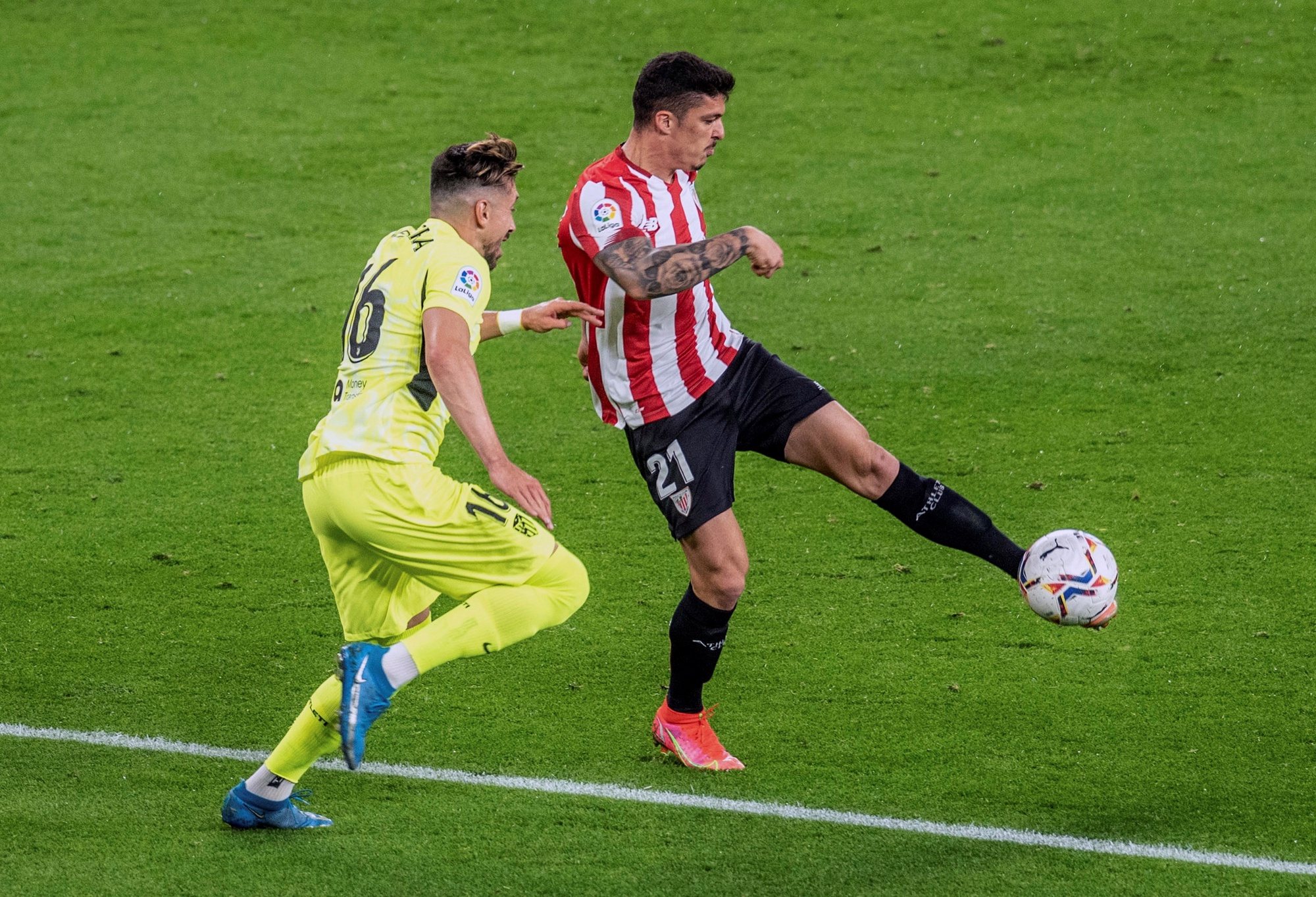 epa09159281 Athletic&#039;s defender Ander Capa (R) vies for the ball against Atletico&#039;s Mexican midfielder Hector Herrera (L) during the Spanish LaLiga soccer match between Athletic Club and Atletico de Madrid at San Mames stadium in Bilbao, Basque Country, Spain, 25 April 2021.  EPA/Javier Zorrilla