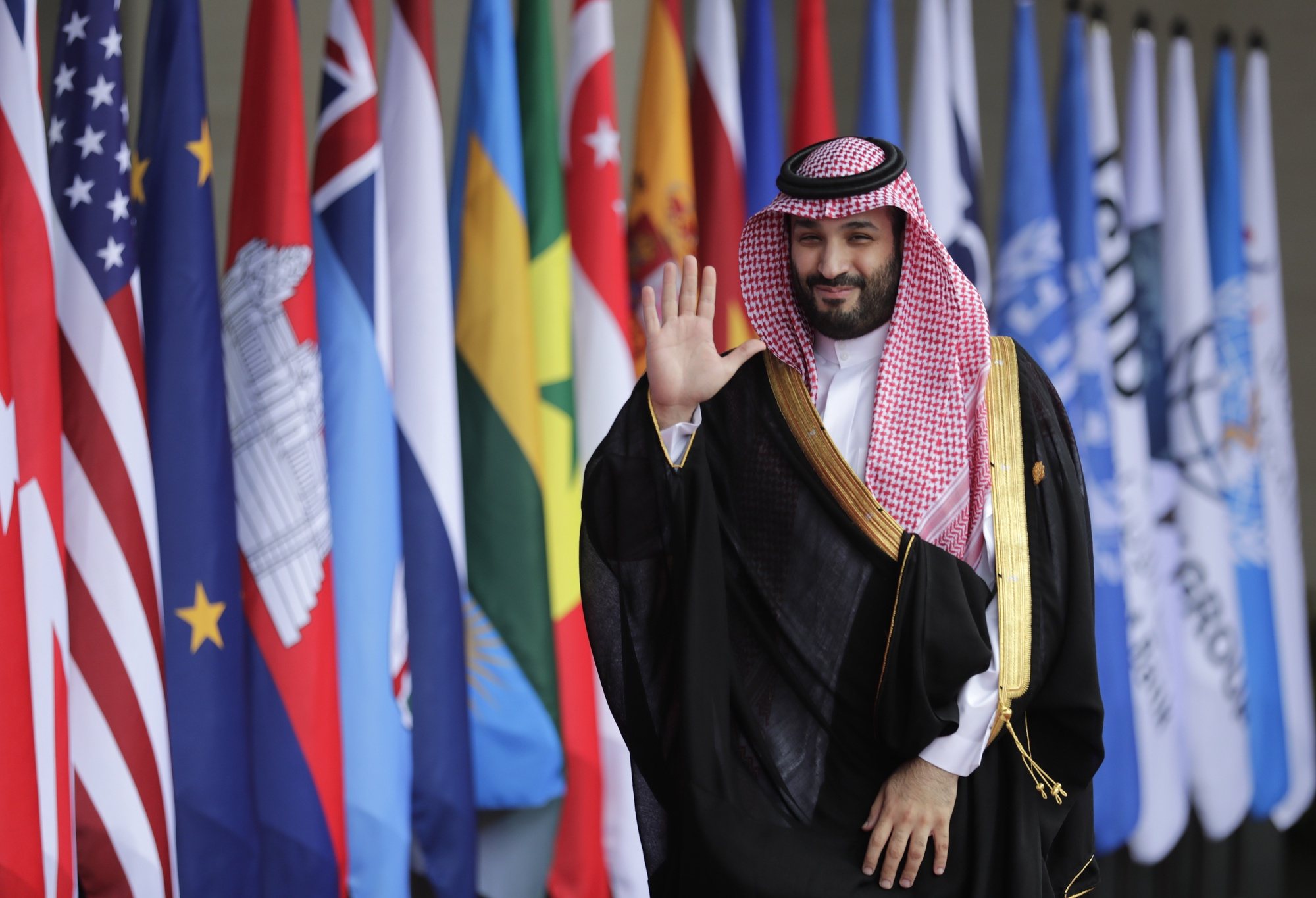 epaselect epa10306227 Saudi Arabia&#039;s Crown Prince and Prime Minister Mohammed bin Salman Al Saud  arrives  for the G20 Leaders Summit in Bali, Indonesia, 15 November 2022. The 17th Group of Twenty (G20) Heads of State and Government Summit runs from 15 to 16 November 2022.  EPA/MAST IRHAM / POOL