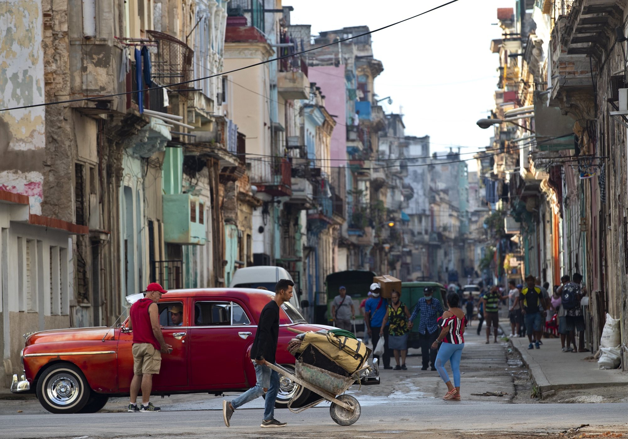 epaselect epa10244030 People walk in a street in Havana, Cuba, 14 October 2022.  EPA/Yander Zamora