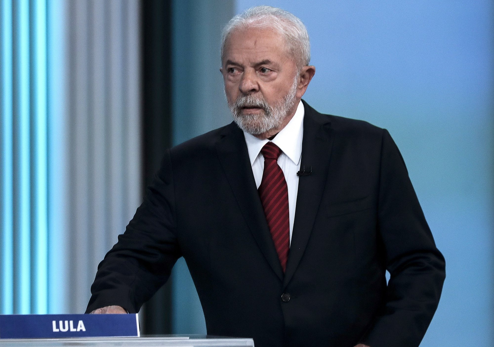 epa10272282 Presidential candidate Luiz Inacio Lula da Silva prepares for the start of a debate with President and candidate for re-election Jair Bolsonaro at the TV Globo studios in Rio de Janeiro, Brazil, 28 October 2022. The second round of the presidential elections will be held on 30 October.  EPA/Antonio Lacerda