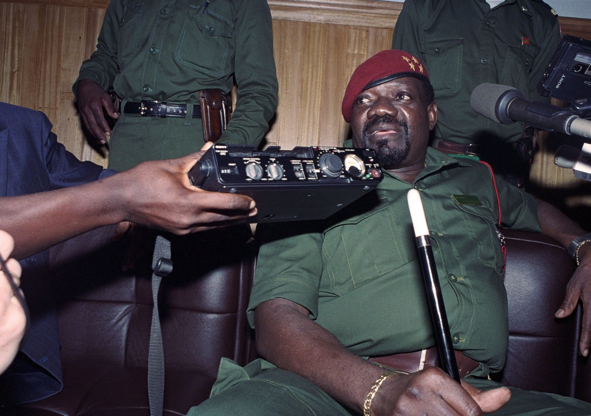 Herói ou sanguinário? Savimbi vai ser enterrado, mas a discussão sobre o seu legado não desapareceu – Observador