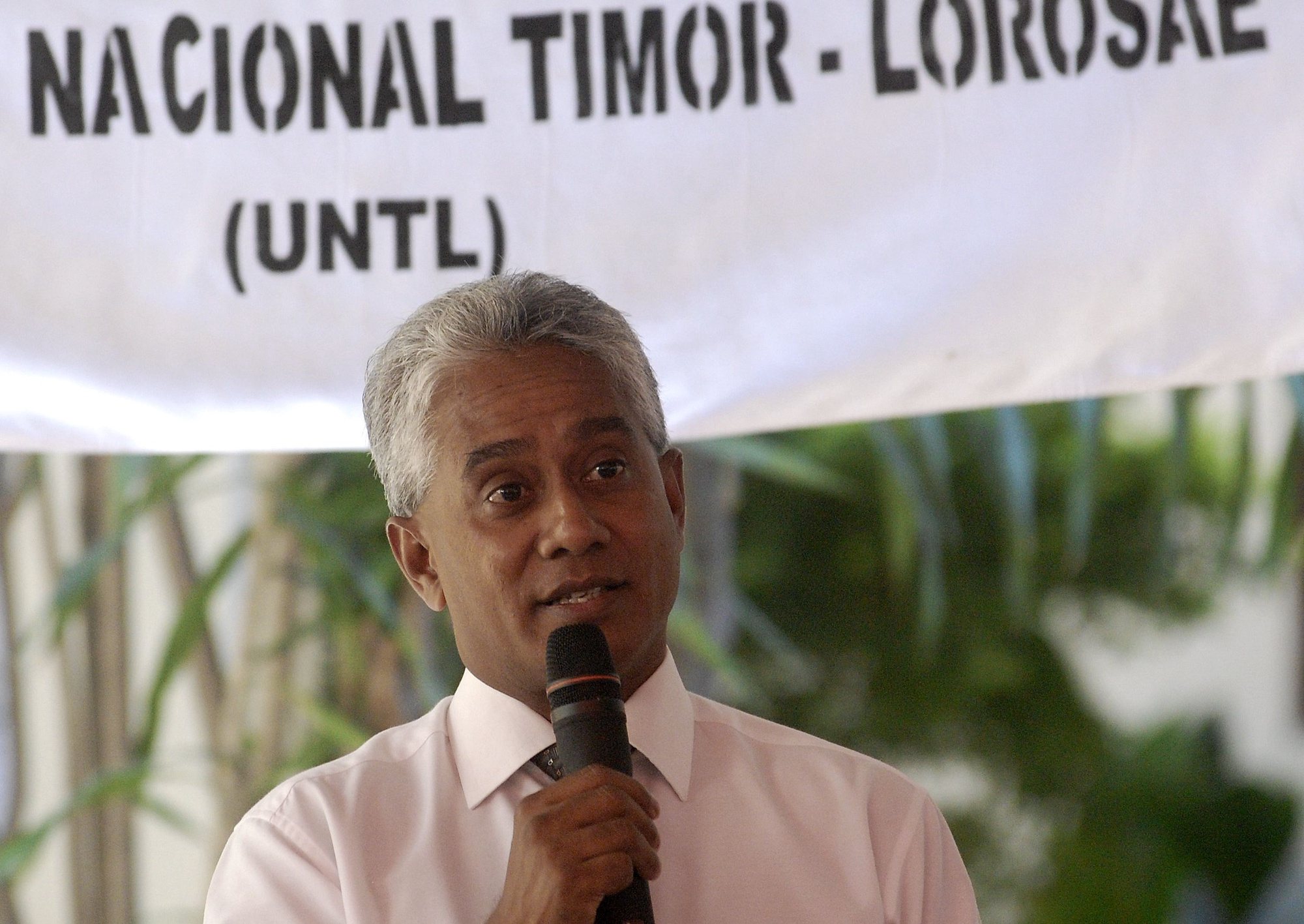 O ministro dos Negócios Estrangeiros de Timor-Leste, Zacarias da Costa, discursa durante a conferência sobre a política externa do país, na Faculdade de Ciências Sociais da Universidade de Timor-Leste, em Díli, 23 de agosto de 2011. ANTONIO AMARAL/LUSA