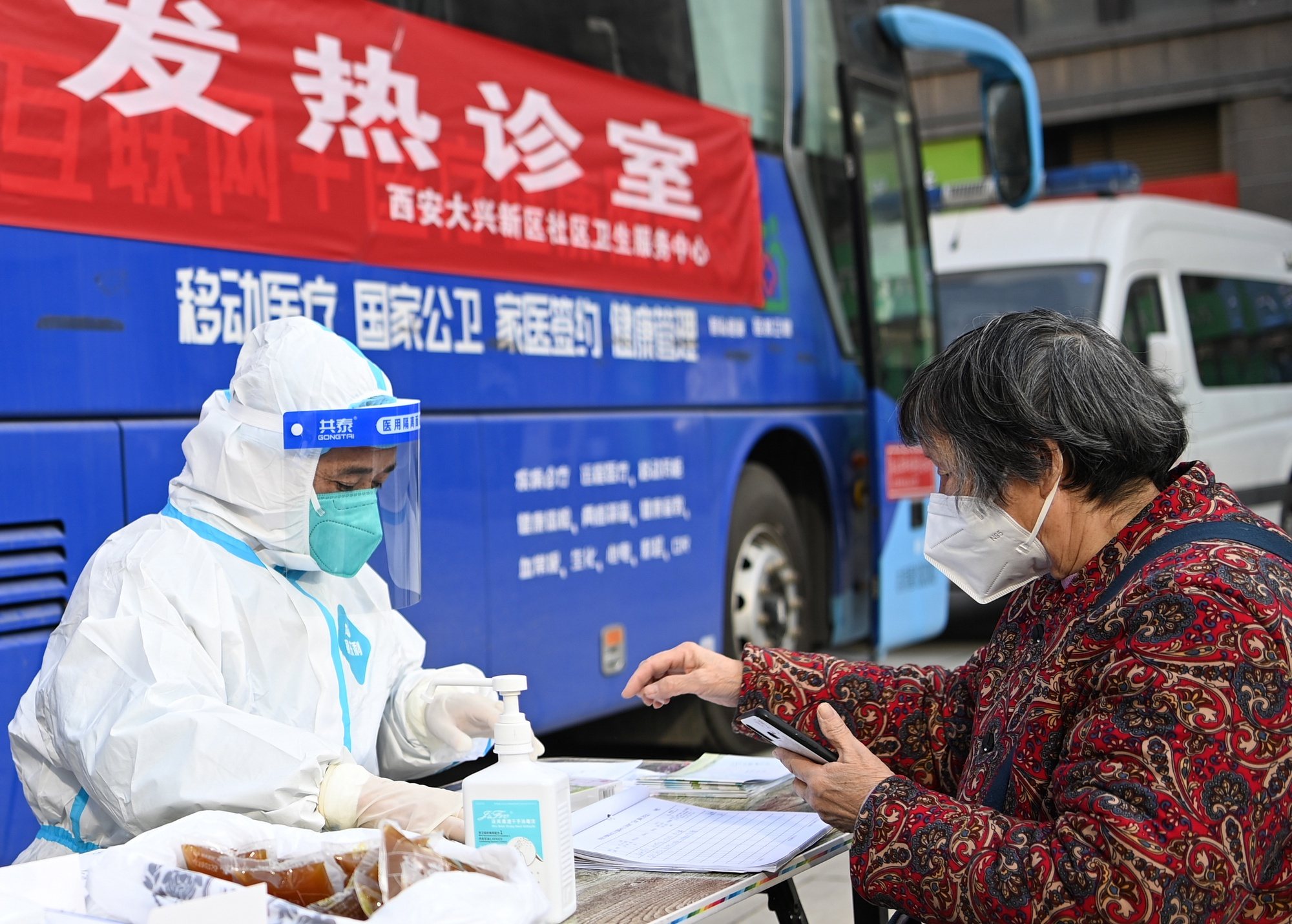 epa10376168 A resident consults a medical worker at a fever clinic in Lianhu District of Xi&#039;an, Shaanxi Province, China, 21 December 2022 (issued 22 December 2022). Fever clinics have been set up in cities including Xi&#039;an and Changsha to provide timely treatment to patients with COVID-19 symptoms.  EPA/XINHUA/ZOU JINGYI CHINA OUT / MANDATORY CREDIT  EDITORIAL USE ONLY