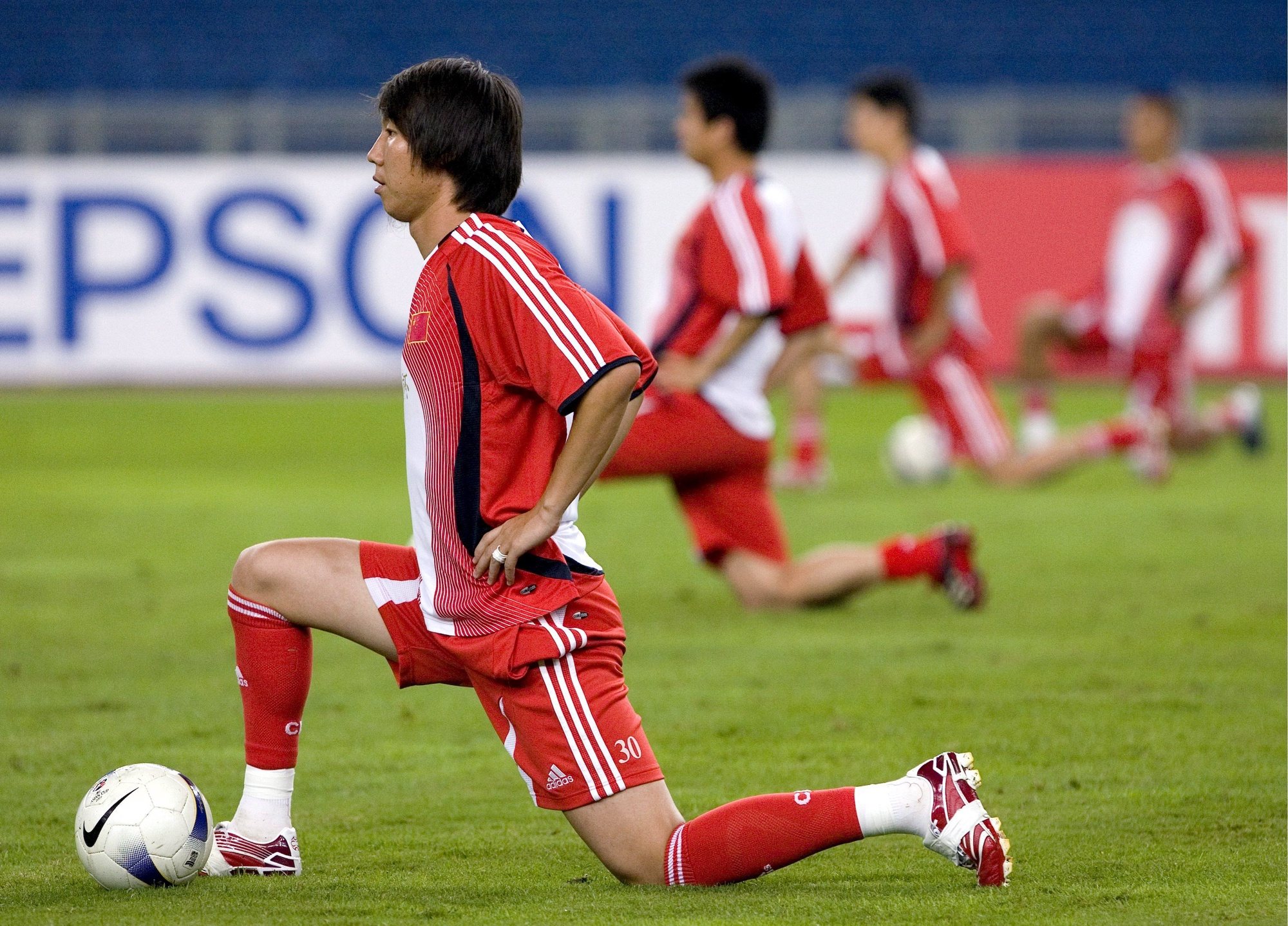epa01060262 China&#039;s soccer team player, Li Tie (L) stretches with his teamates during a stadium training session in Kuala Lumpur, Malaysia on 08 July 2007.  Asian Football Cup co-host Malaysia will meet China during the first Group C match on 10 July.  EPA/AHMAD YUSNI