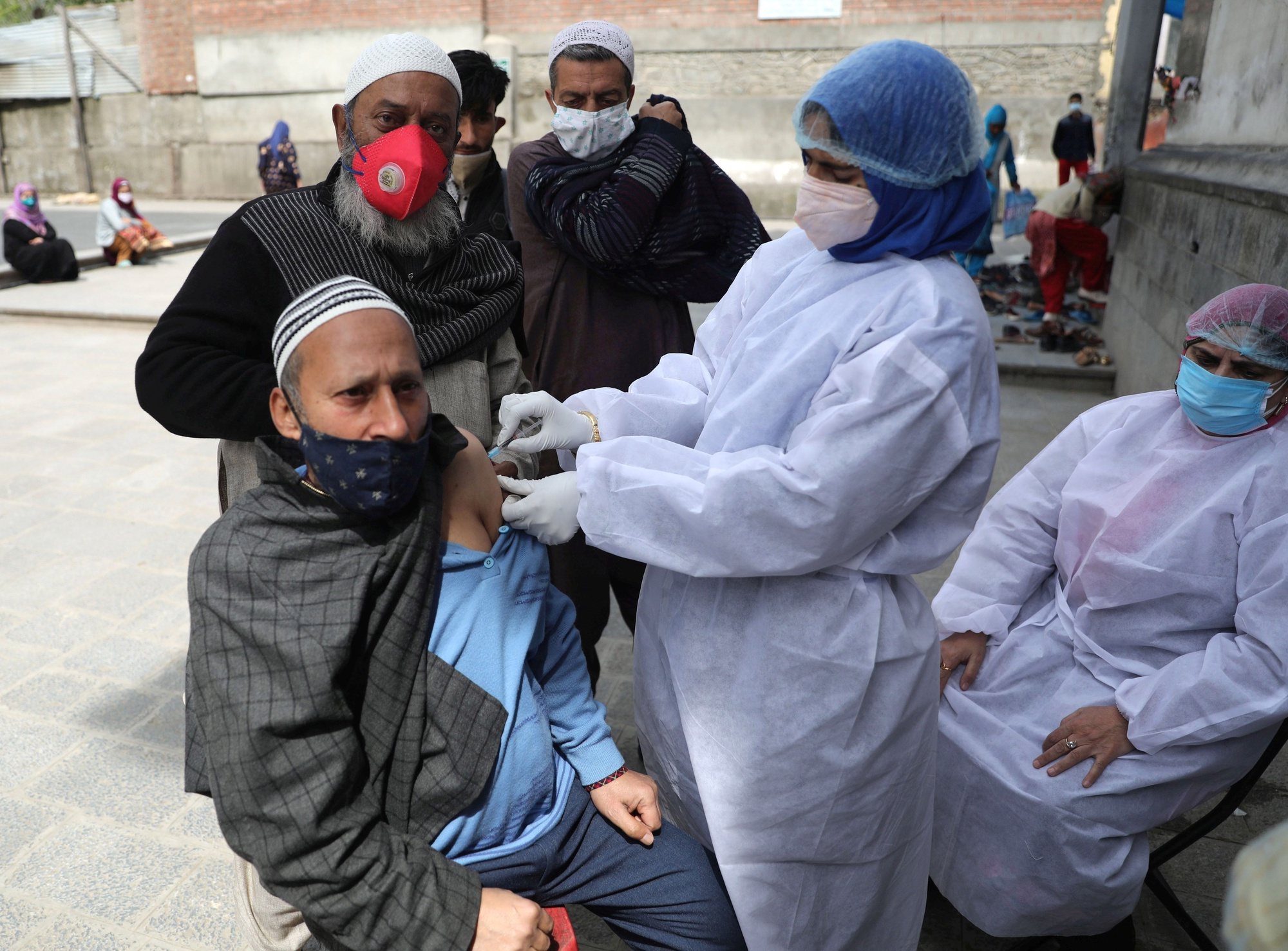 epa09149441 A Kashmiri man receives a shot of the vaccine against COVID-19 at a vaccination center in Srinagar, the summer capital of Indian Kashmir, 21 April 2021.  EPA/FAROOQ KHAN