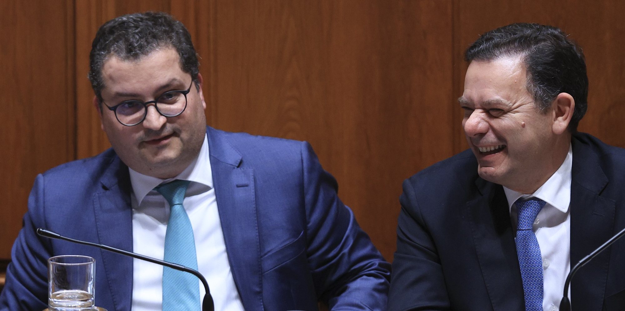 O ministro das Finanças, Joaquim Miranda Sarmento (E), ladeado pelo primeiro-ministro, Luis Montenegro, durante a sessão plenária de discussão do programa de Governo, na Assembleia da República, em Lisboa, 11 de abril de 2024. ANTÓNIO COTRIM/LUSA