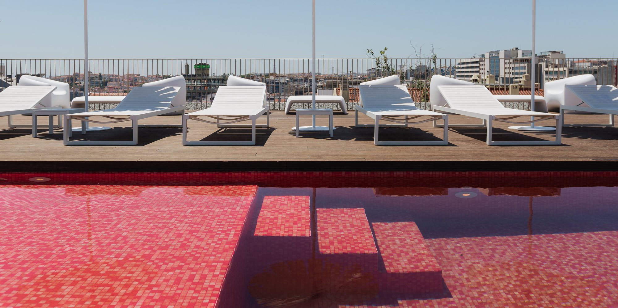 O Lumen Hotel, em Lisboa, tem uma piscina vermelha no seu rooftop