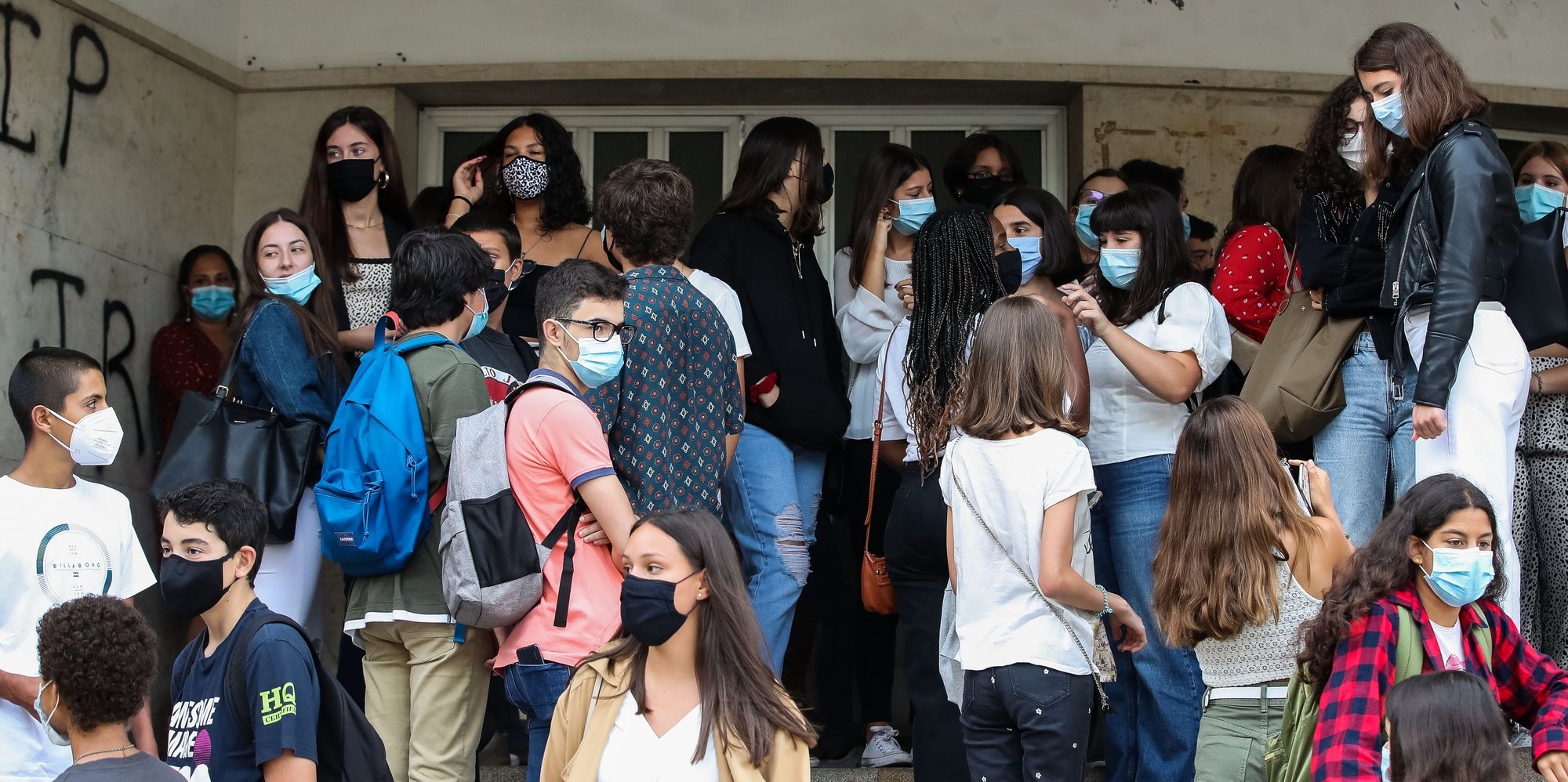 Alunos juntam-se à porta da Escola Secundária José Falcão, no dia que assinala o regresso às aulas, com as regras em contexto de pandemia, Coimbra, 17 de setembro de 2020. PAULO NOVAIS/LUSA