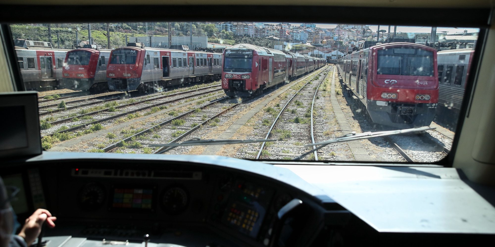 Chegada à estação de Campolide de um comboio da CP de dois andares após reabilitação no Entroncamento, Lisboa, 16 de março de 2021. (ACOMPANHA TEXTO DE 17/03/2021)  MANUEL DE ALMEIDA/LUSA