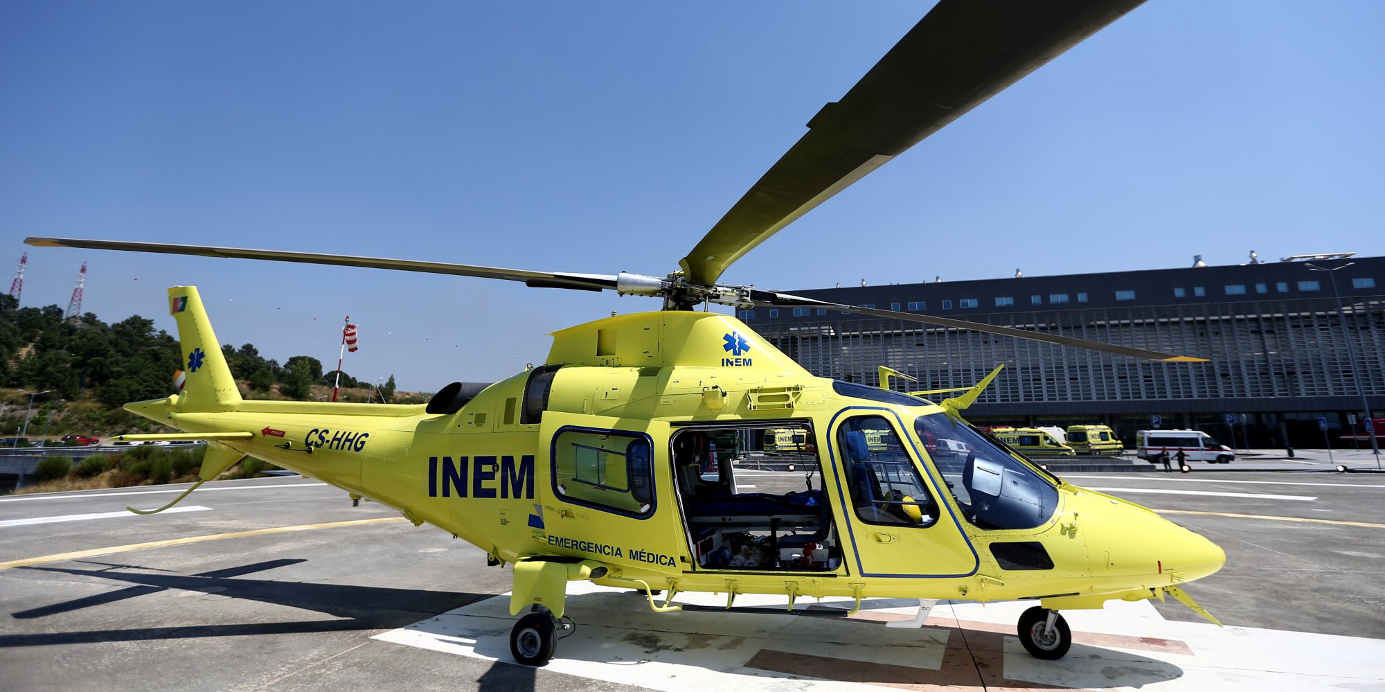 Helicóptero do INEM no Hospital de Braga, um dos hospitais que admite utilizar o heliporto sem autorização da ANAC