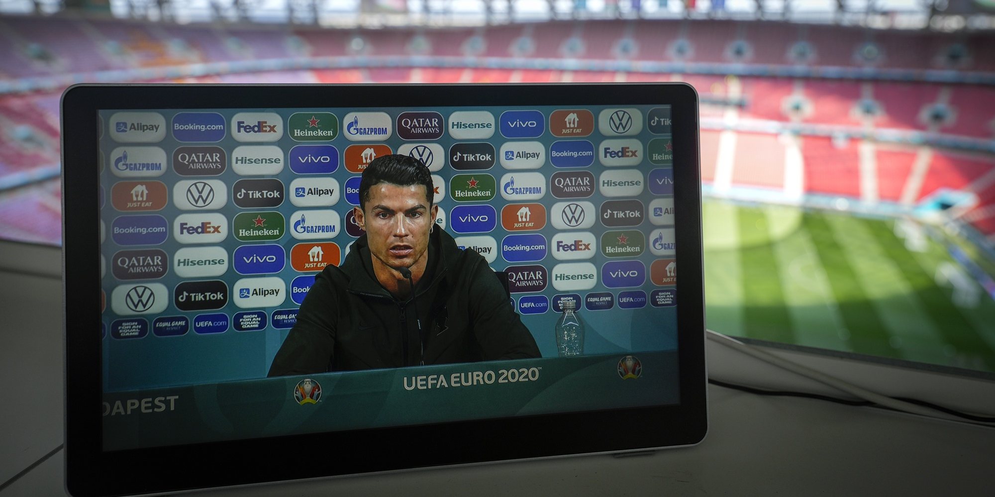 Uma televisão transmite a conferência de imprensa do jogador da seleção de Portugal Cristiano Ronaldo na véspera do jogo com a seleção da Hungria, no Estádio Puskás Aréna, em Budapeste, Hungria, 14 de junho de 2021. A seleção de Portugal defronta a seleção da Hungria em jogo do grupo F do Euro2020 a 15 de junho 2021. HUGO DELGADO/LUSA