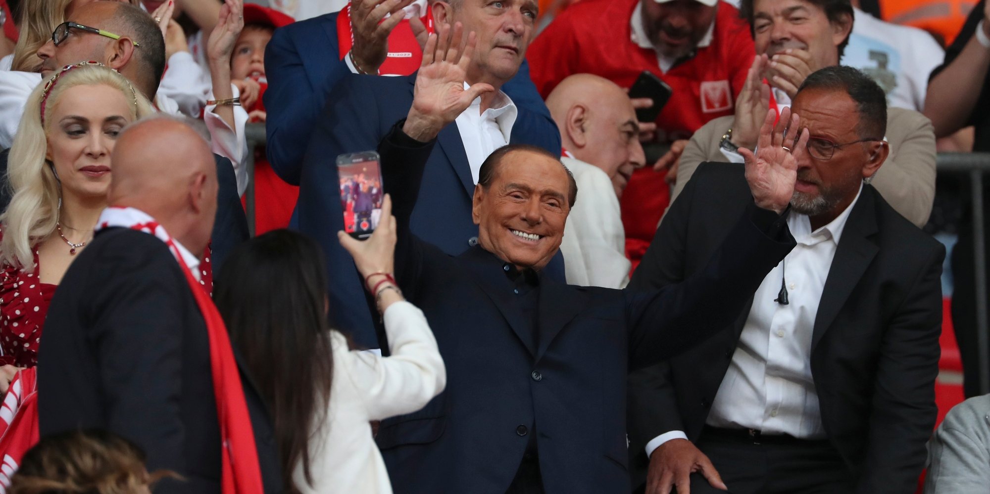 Silvio Berlusconi festeja a subida à Serie A ao lado da mulher, Marina Fascina, deputada do partido Forza Italia 53 anos mais nova, e o eterno braço-direito Adriano Galliani