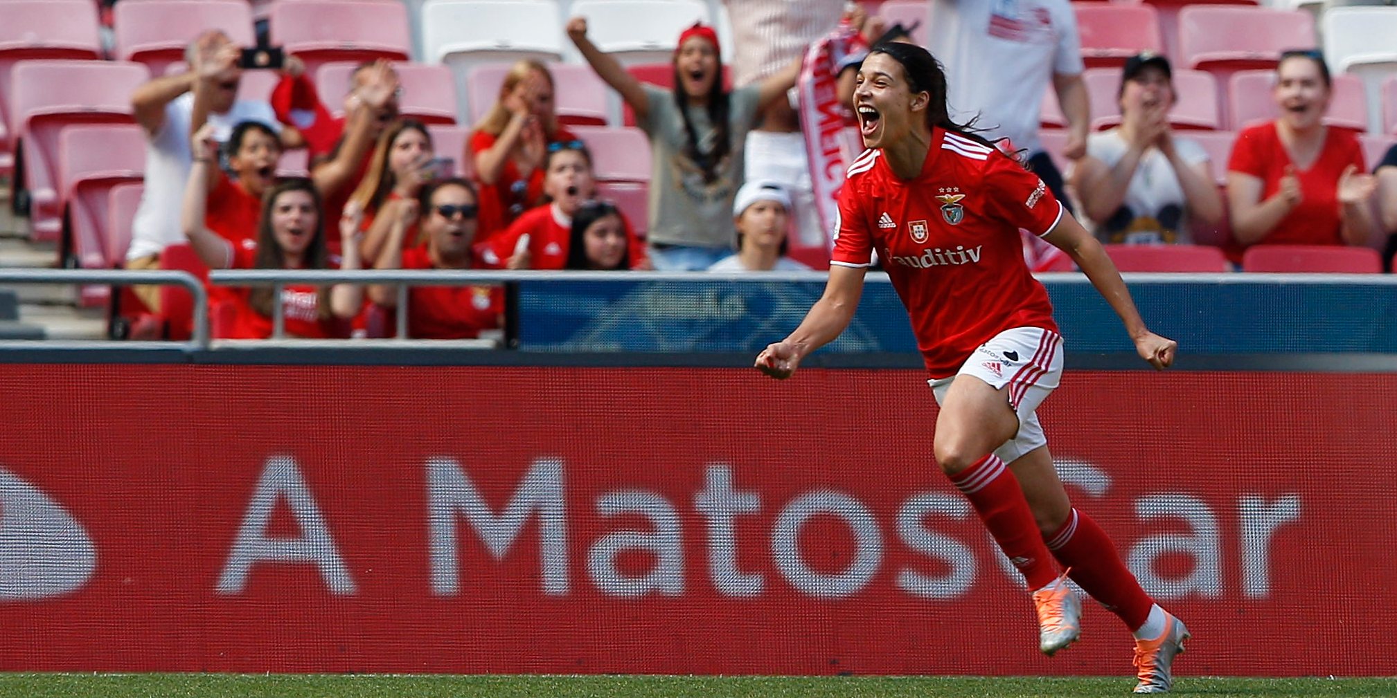 Carole Costa marcou um dos golos do Benfica no último dérbi do Campeonato de 2021/22 e fez a festa da reconquista do título no Estádio da Luz