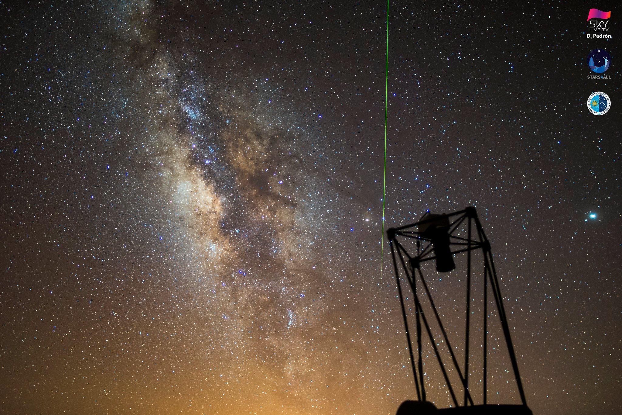 Perseida observada desde el Observatorio del Teide (Tenerife, Islas Canarias, España) la madrugada del día 11 de agosto de 2018. El telescopio que se observa en primer plano es el TAR1 y en vertical la Vïa Láctea.