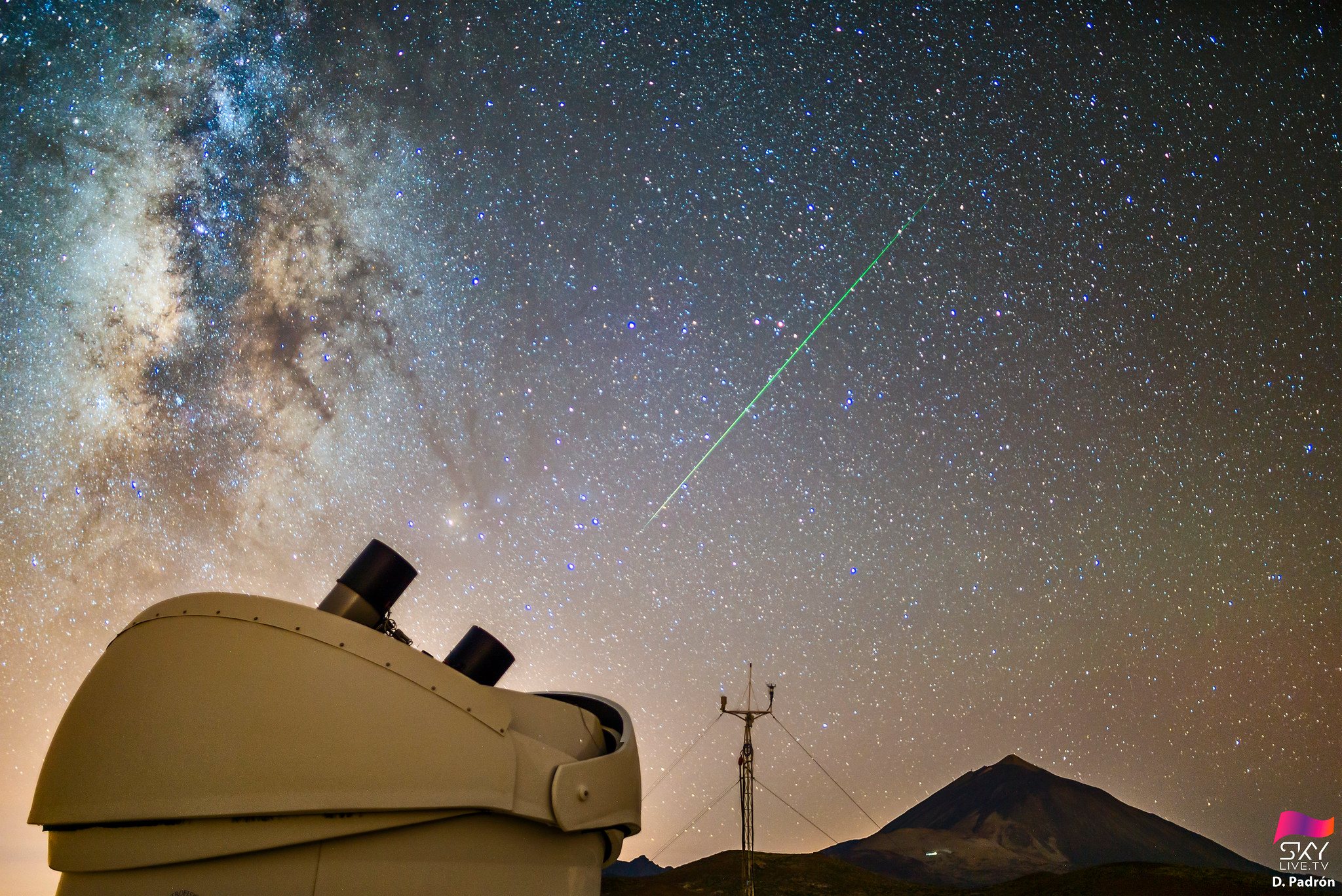 Una perseida cruza el cielo sobre el volcán Teide, la noche del 11 al 12 de agosto de 2020, bajo la atenta mirada del telescopio MASTER. En la imagen, tomada desde el Observatorio del Teide (Instituto de Astrofísica de Canarias), también se puede ver el centro galáctico. Autor: D. Padrón.