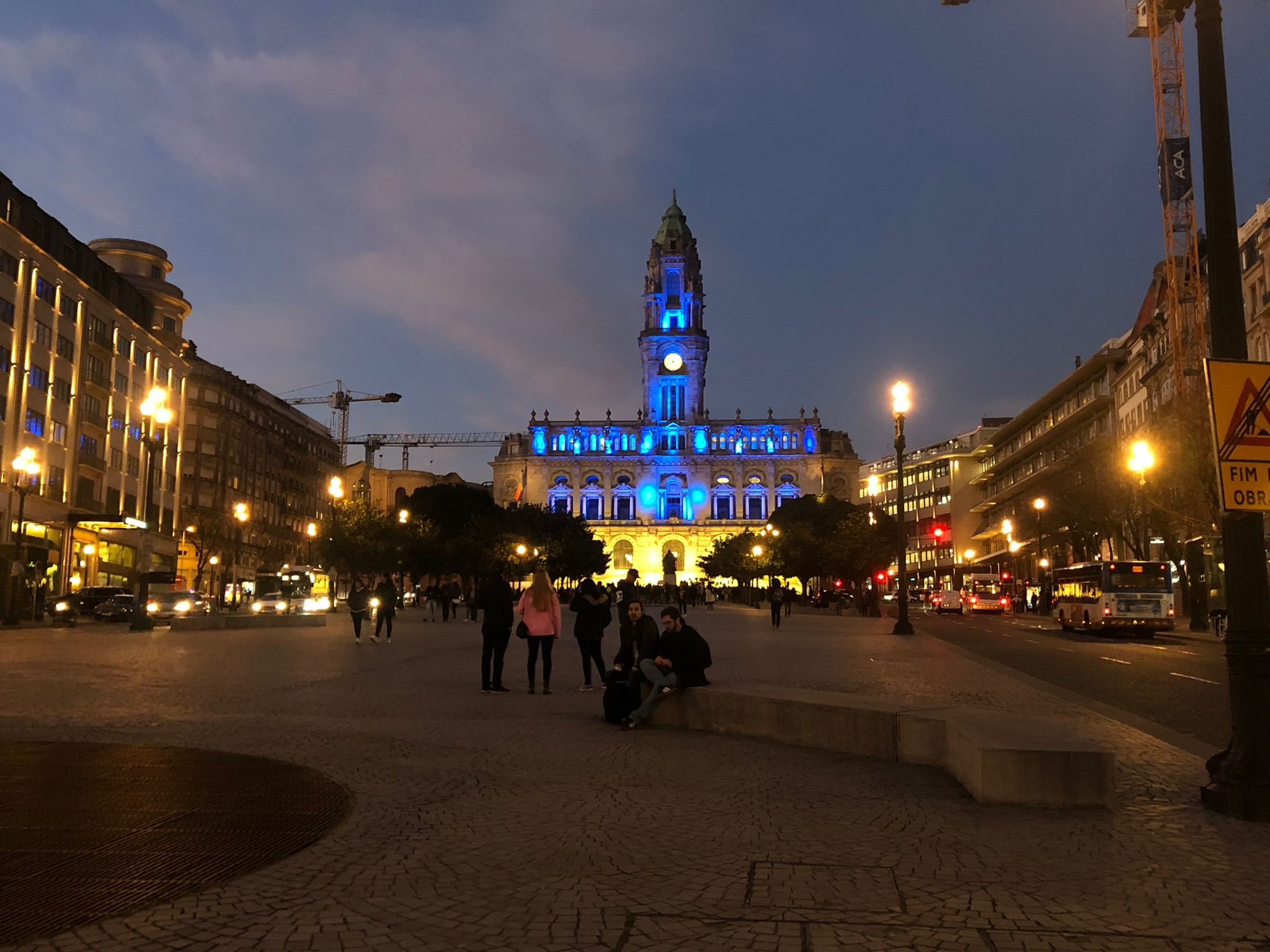 Câmara do Porto iluminada com as fotos da bandeira da Ucrânia
