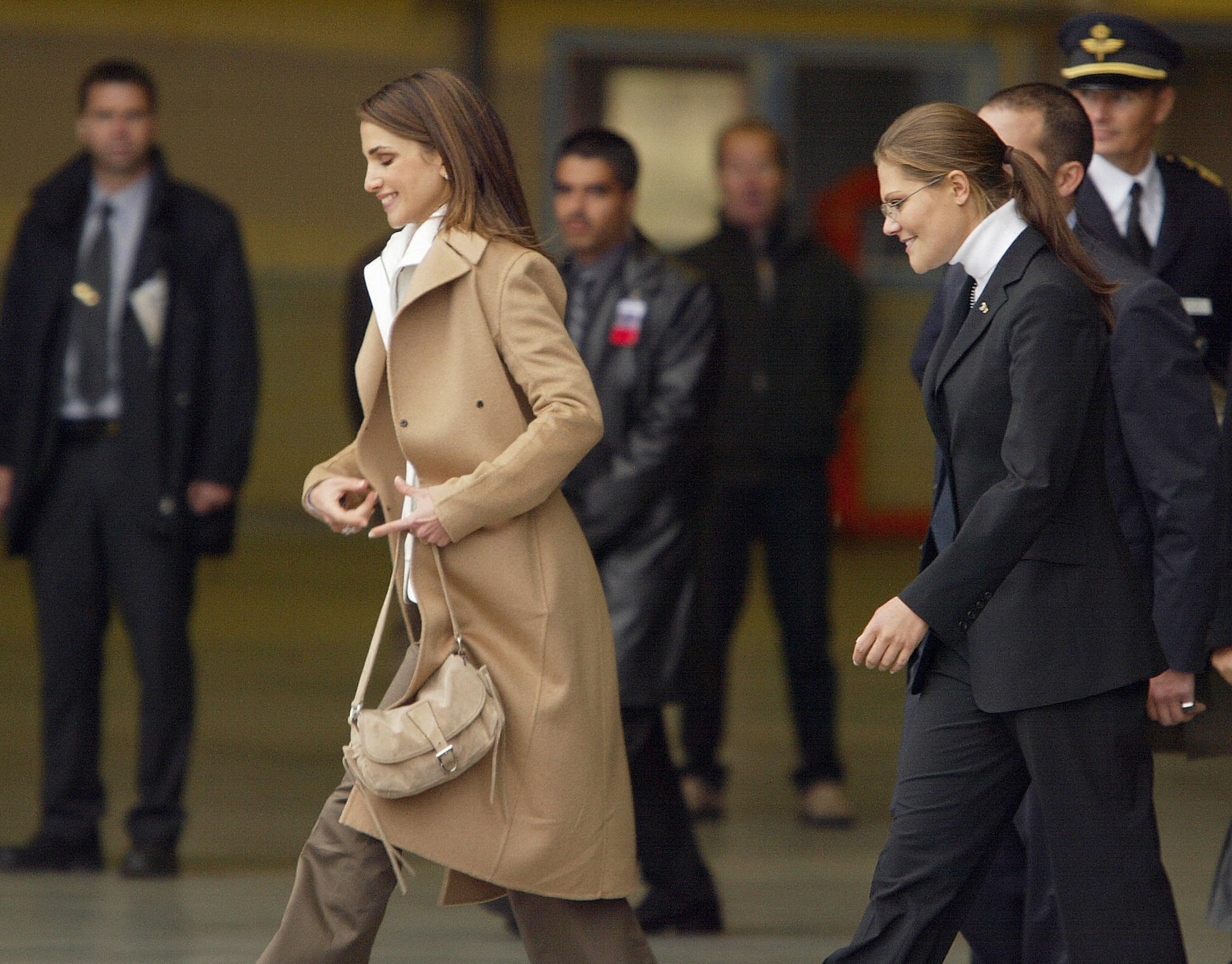 Jordanian Queen Rania al-Abdullah (L) wa