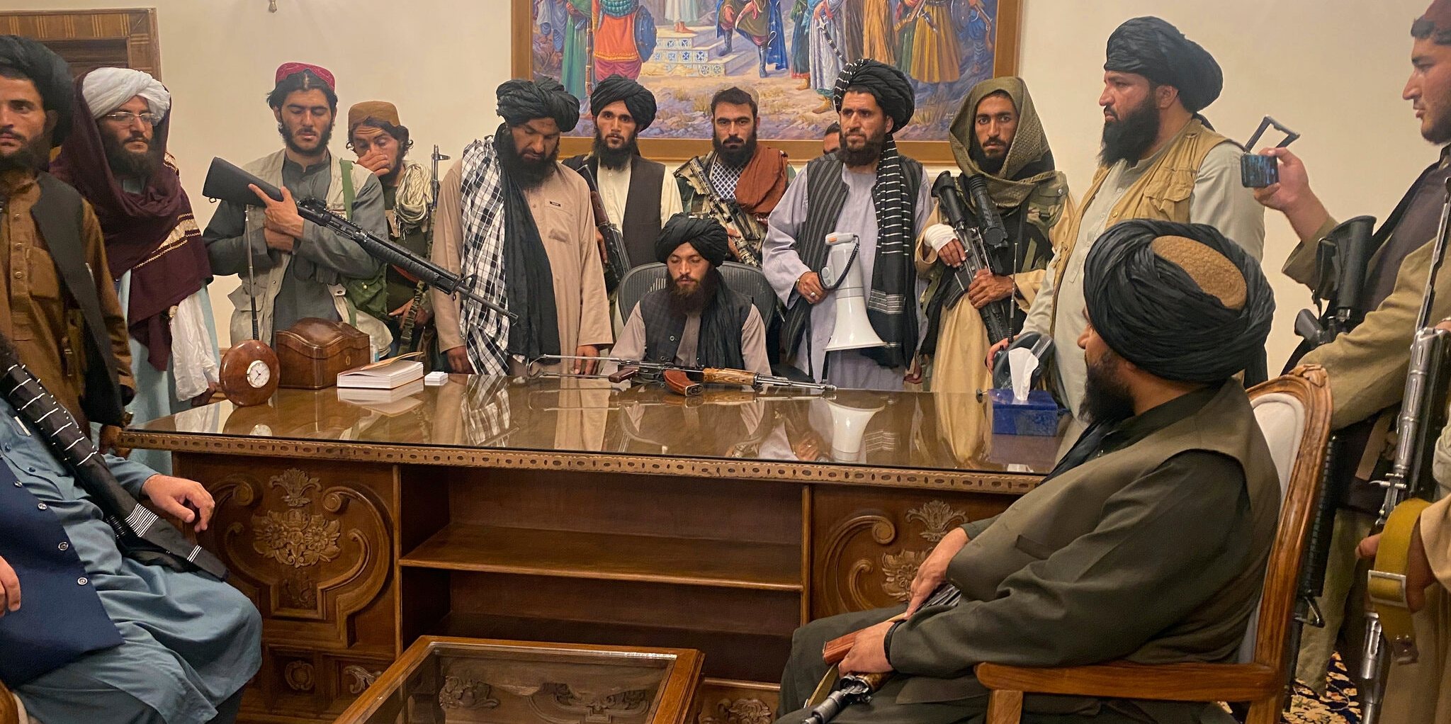 Os combatentes talibãs invadiram o palácio presidencial de Cabul e assumiram o poder — mas ainda há dúvidas sobre o regime que pretendem implementar e sobre a credibilidade das suas promessas